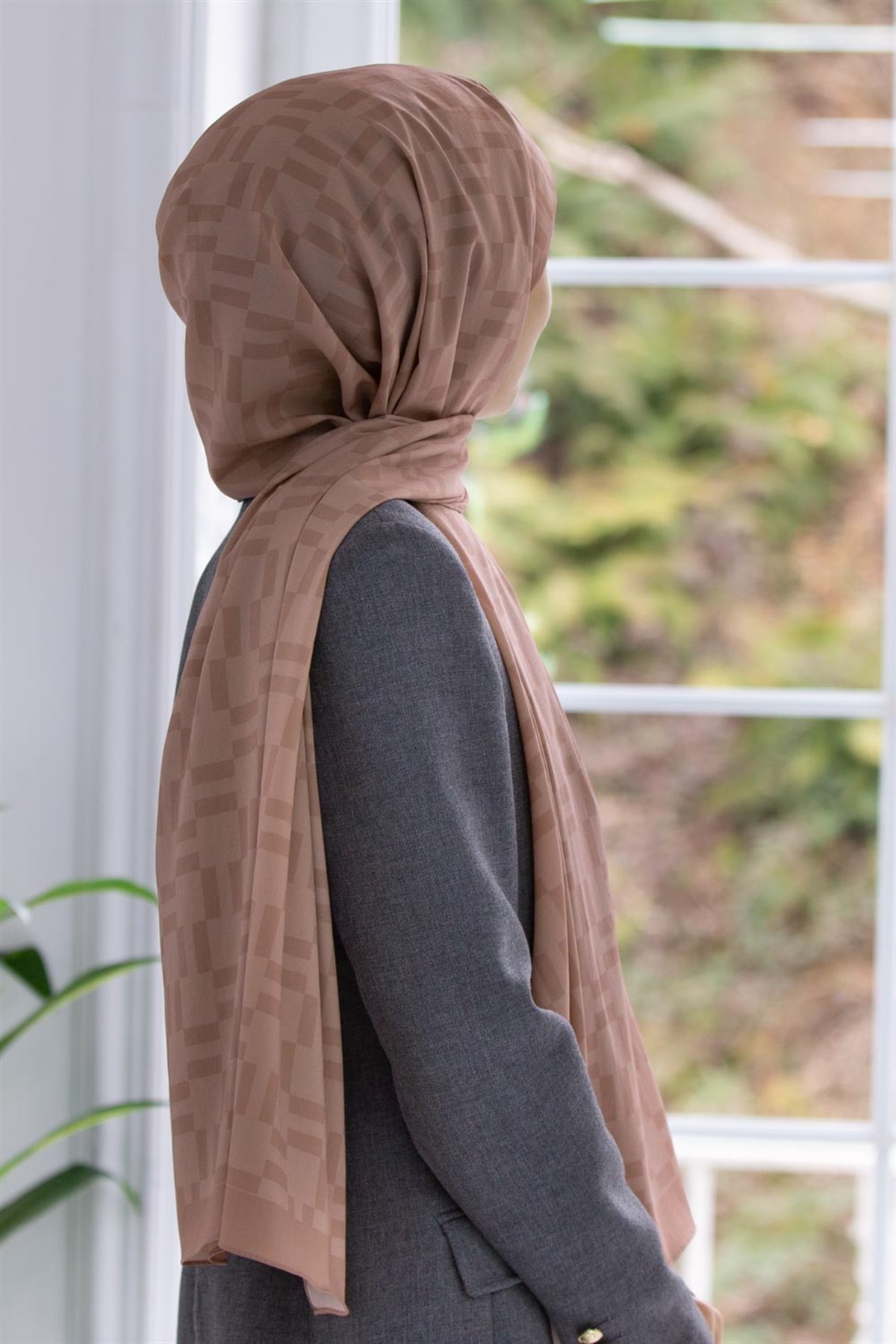 KREP MONOGRAM DESENLİ BAKIR RENKLİ 75X195 KIRIŞMAZ ŞAL