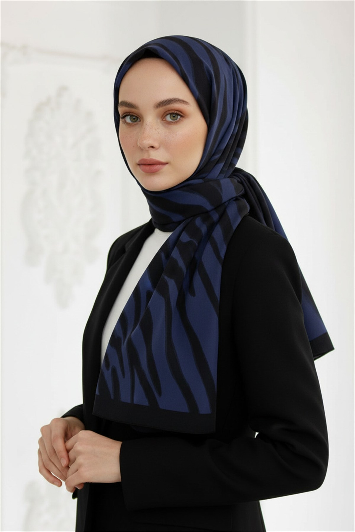 KREP GEOMETRİK DESENLİ İNDİGO RENKLİ 75X195 KIRIŞMAZ ŞAL