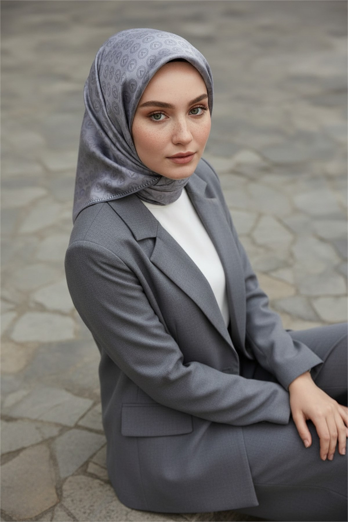 %100 Twill İpek Eşarp 90x90 Gümüş Monogram Desenli El Dikişli Kadın Eşarp