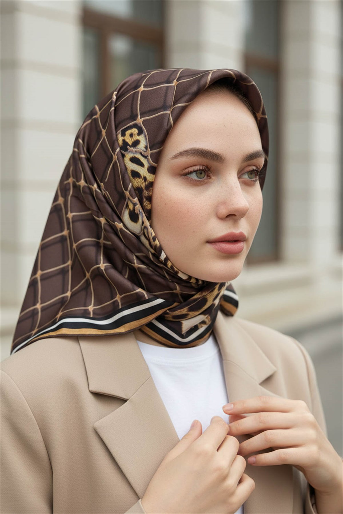 %100 Twill İpek Leopar Desenli Sütlükahverengi Renkli 90x90 Eşarp Dikim Şekli : El Dikişi