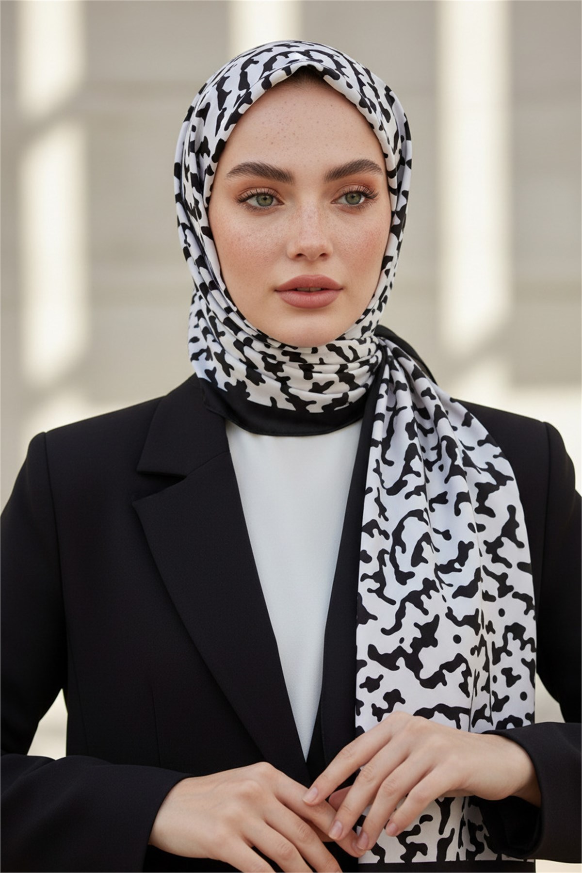 KREP GEOMETRİK DESENLİ SİYAH - BEYAZ RENKLİ 75X195 KIRIŞMAZ ŞAL