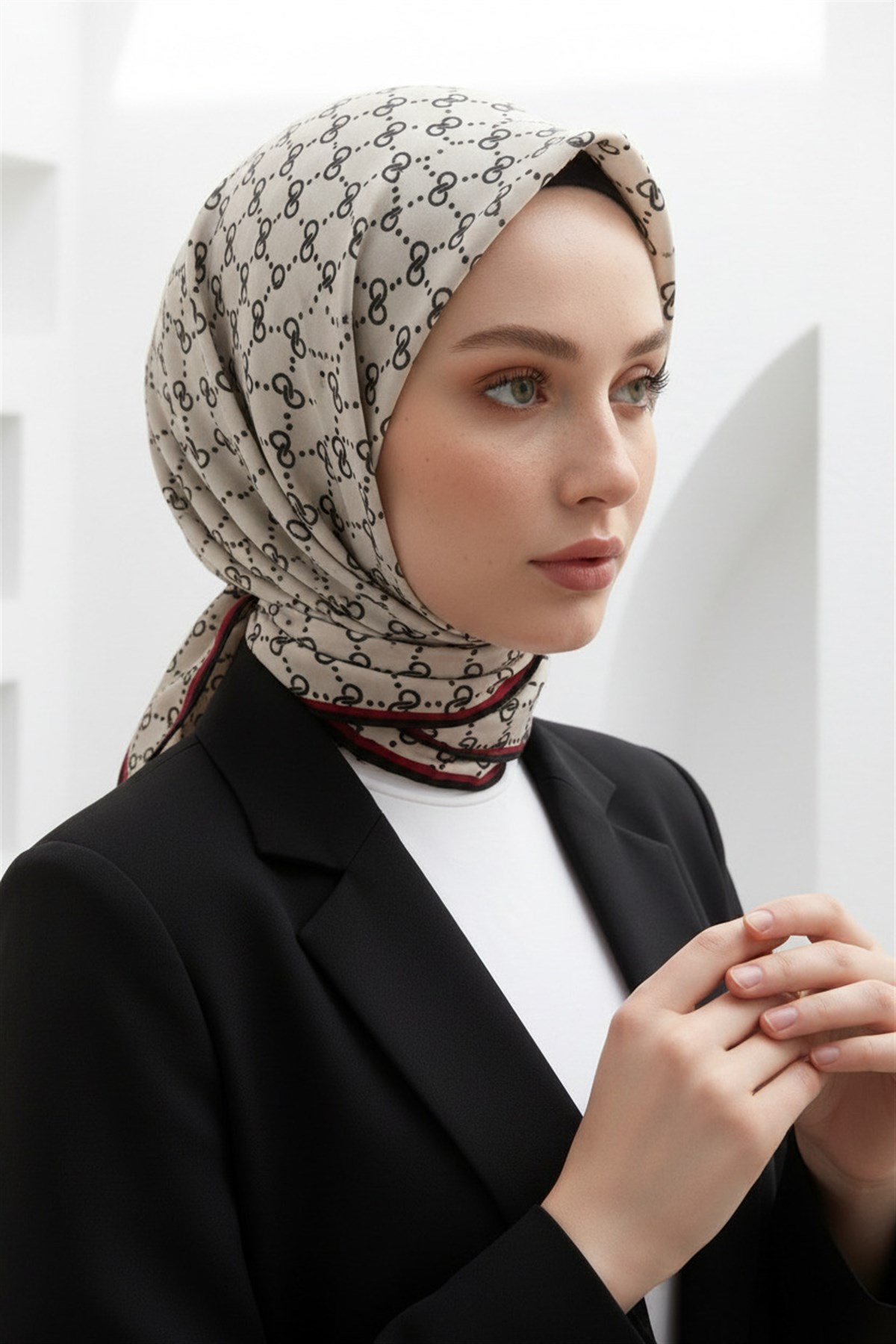 %100 Twill İpek Geometrik Desenli Siyah - Krem Renkli 90x90 Eşarp Dikim Şekli : El Dikişi