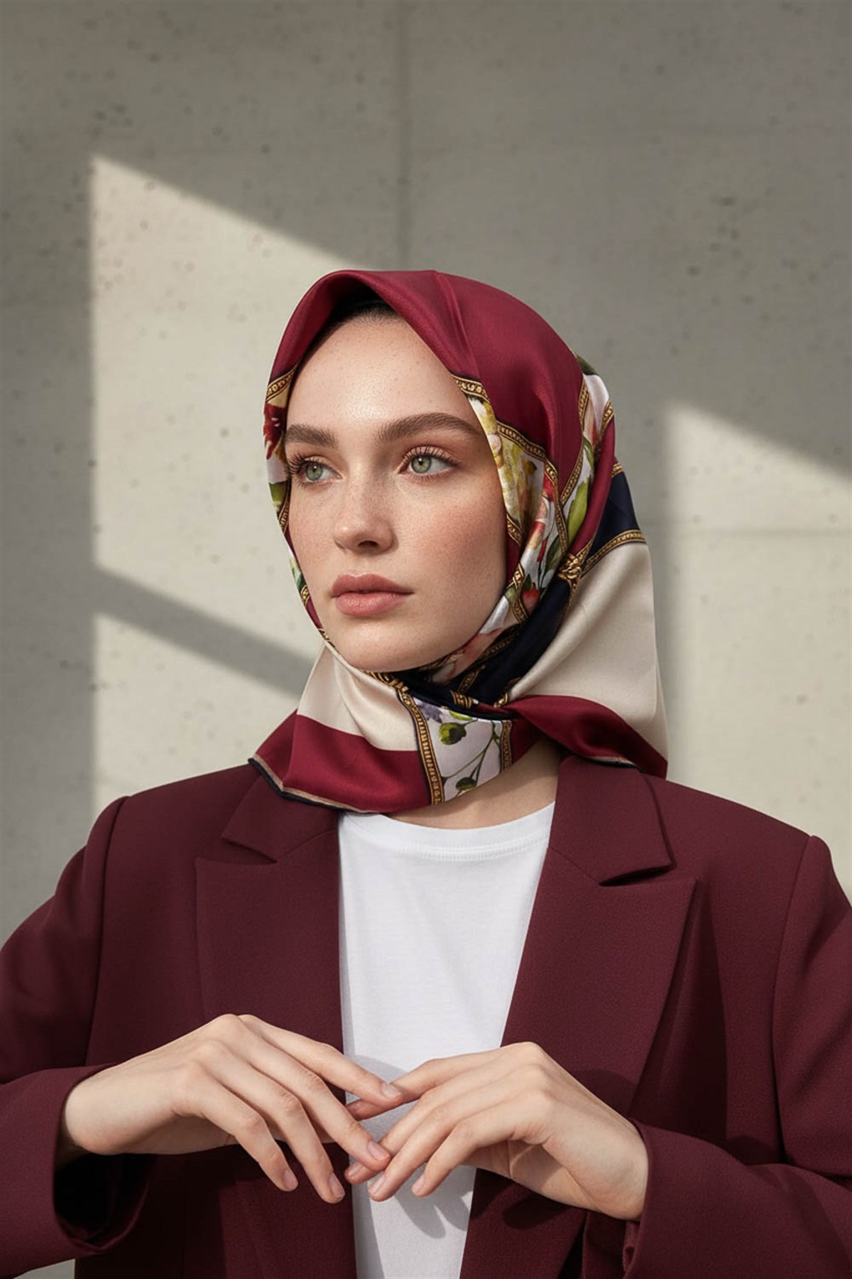100% Twill İpek Şeritli Çiçek Desenli Bordo - Lacivert Renkli 90x90 Dikim Şekli : El Dikişi Eşarp