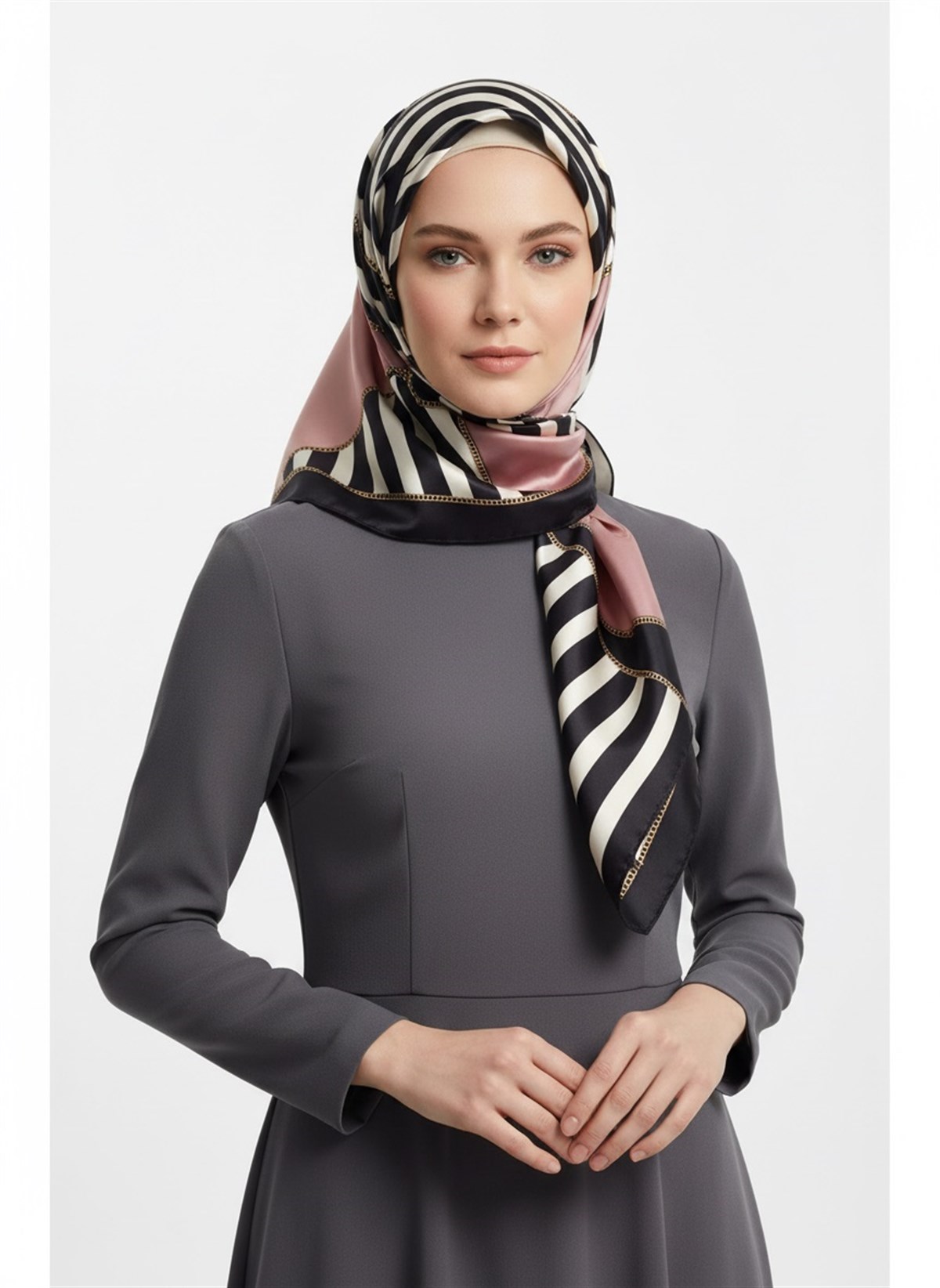 %100 Twill İpek Zincirli Çizgi Desenli Pudra - Siyah Renkli 90x90 Eşarp Dikim Şekli : El Dikişi