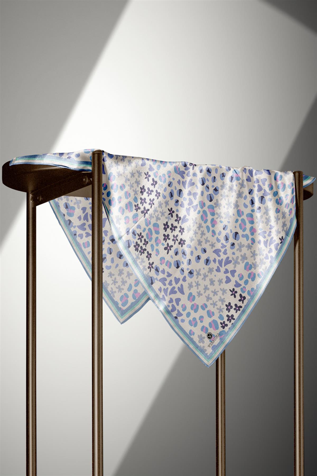 %100 Twill İpek Kalpli Leopar Desenli Buz Mavisi - Gri Renkli 90x90 Eşarp Dikim Şekli : El Dikişi
