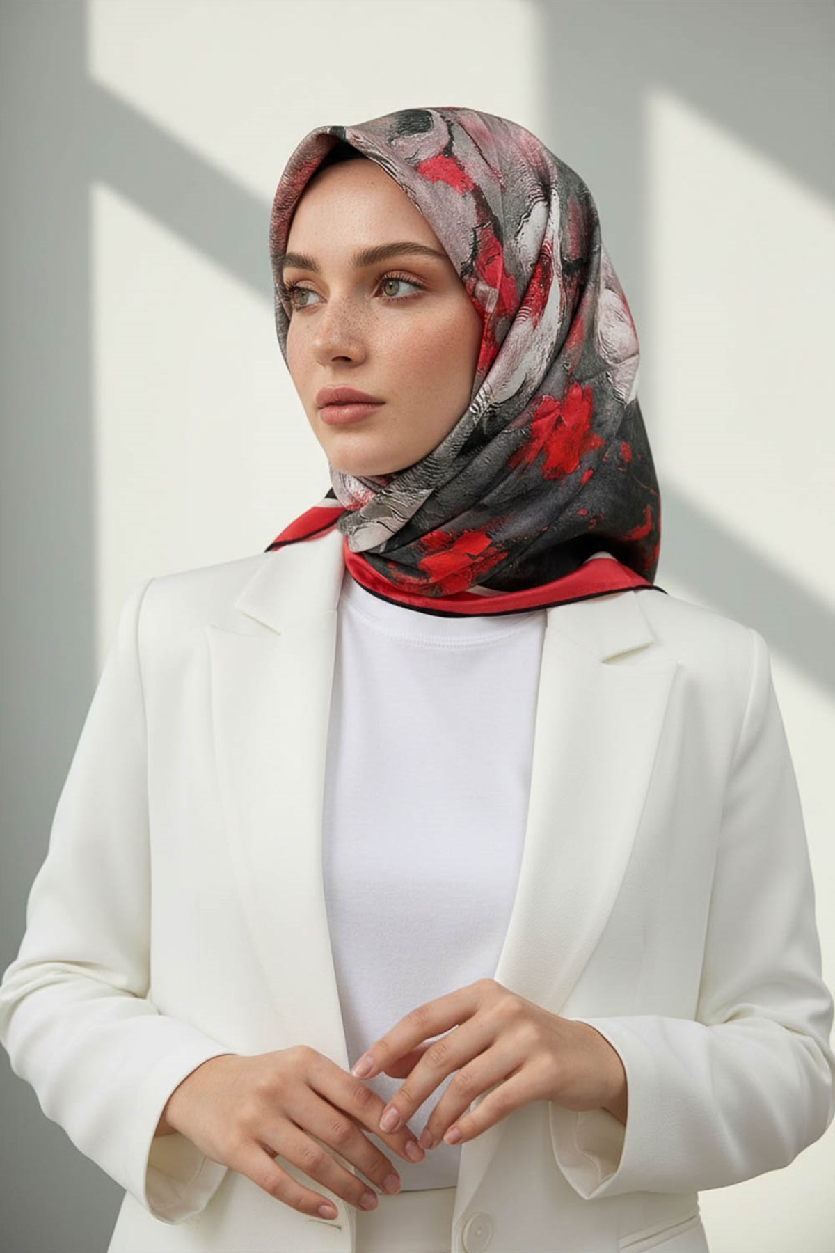 %100 Twill İpek Yağlı Boya Çiçek Desenli Nar Çiçeği Renkli 90x90 Eşarp Dikim Şekli : El Dikişi