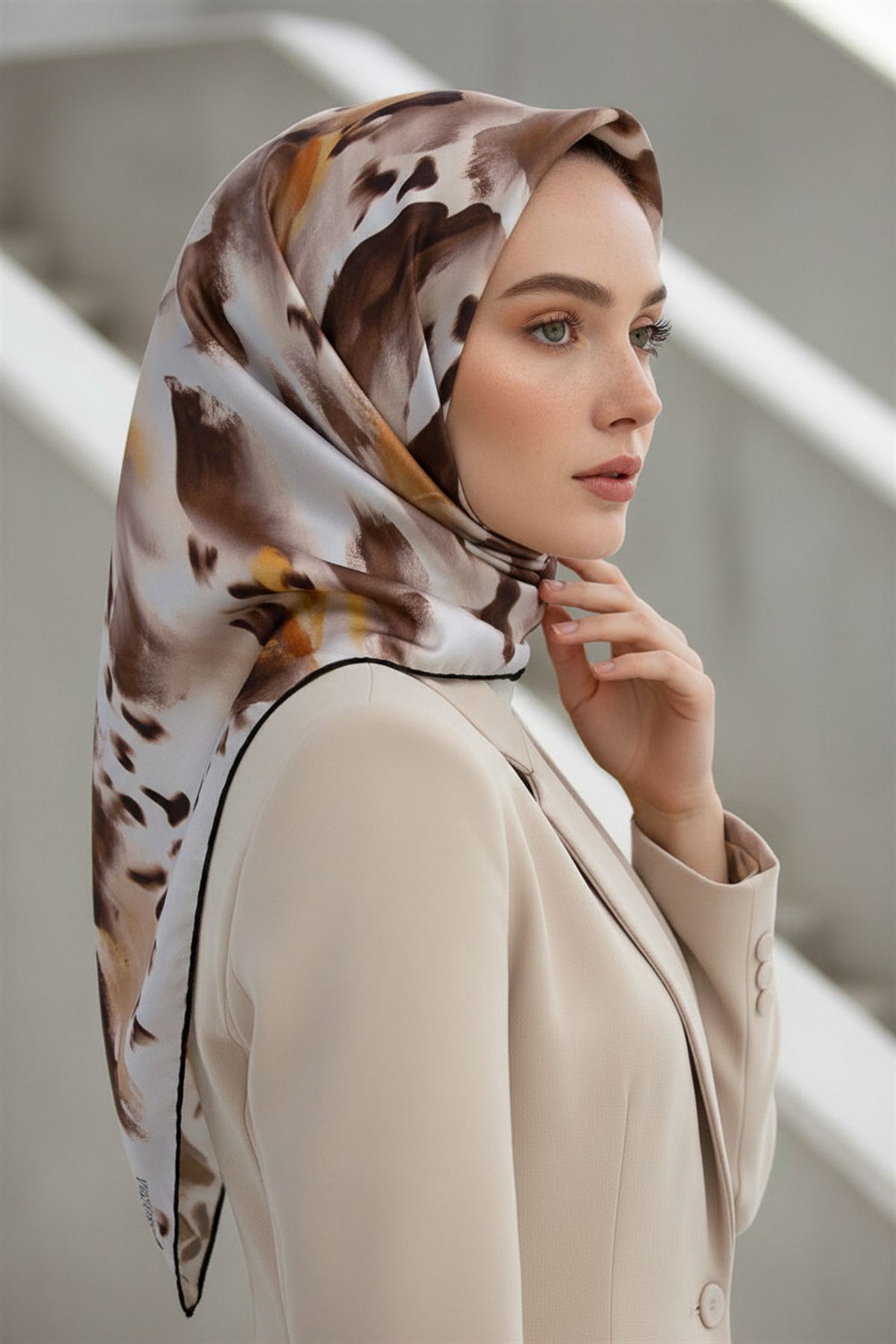 %100 Twill İpek Batik Desenli Sütlü Kahve - Turuncu Renkli 90x90 Eşarp Dikim Şekli : El Dikişi