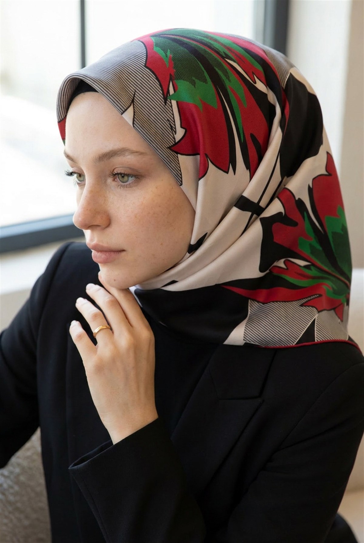 %100 Twill İpek Çiçek Desenli Krem - Bordo Renkli 90x90 Eşarp Dikim Şekli : El Dikişi
