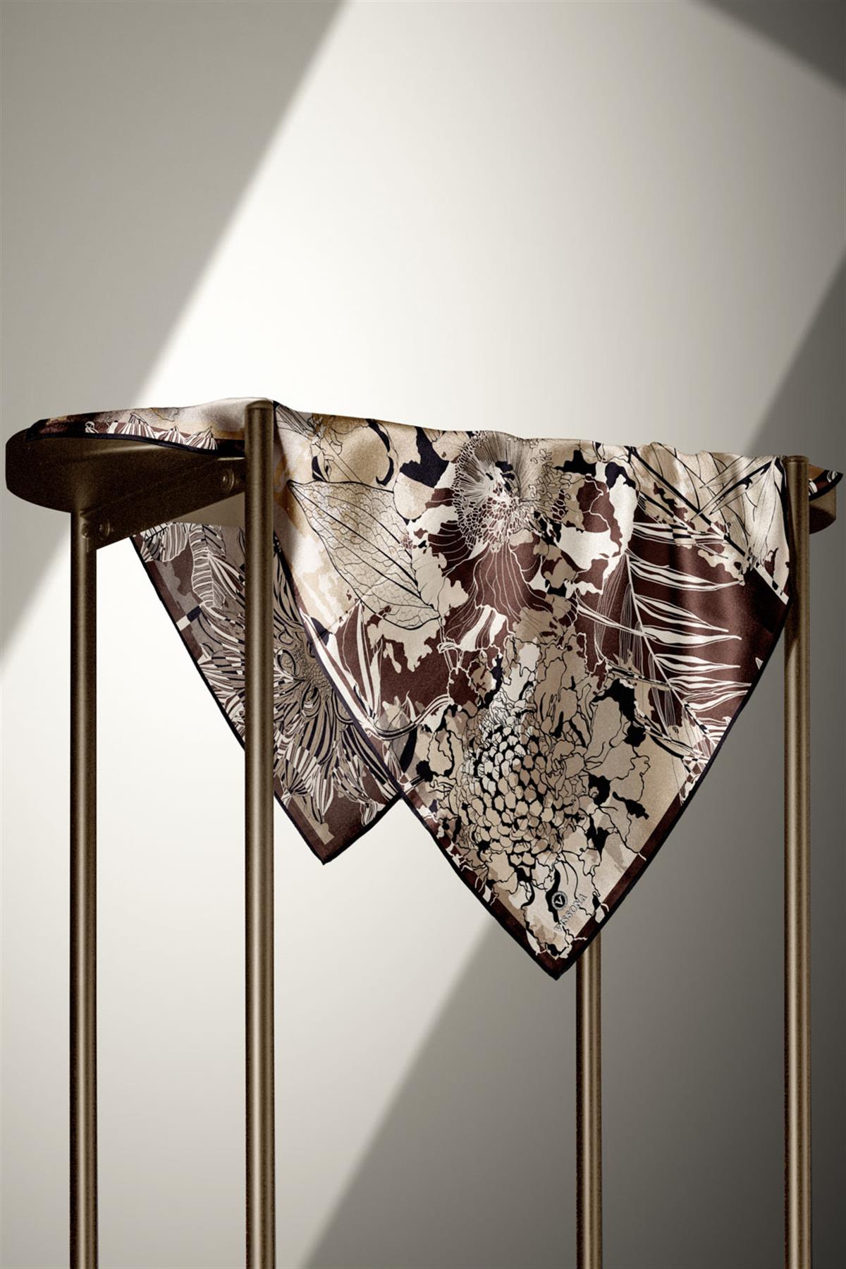 %100 Twill İpek Yaprak Desenli Kahverengi - Bej Renkli 90x90 Eşarp Dikim Şekli : El Dikişi