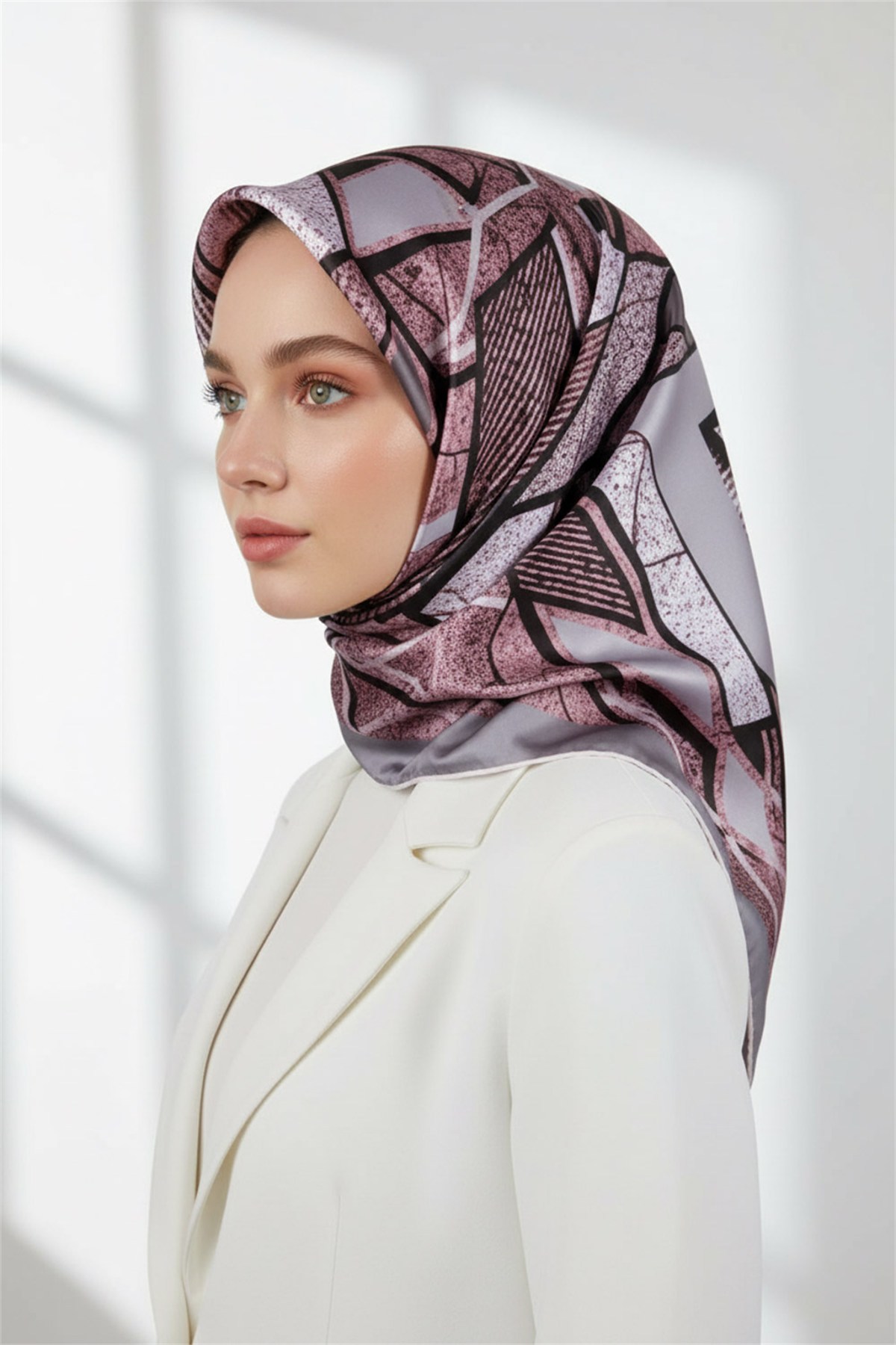 Kristal Geometrik Desenli Gri - Pudra Renkli 90x90 Eşarp (İpek İçermez) Kenar Dikiş Şekli El Dikişli