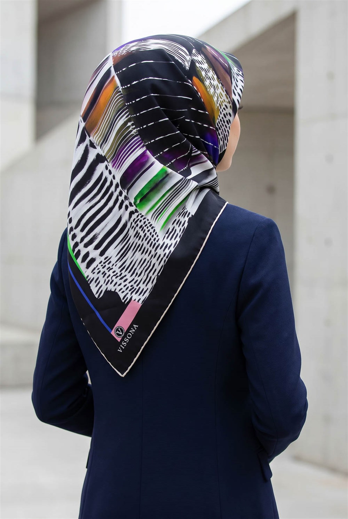 %100 Twill İpek Geometrik Desenli Siyah - Turuncu Renkli 90x90 Eşarp Dikim Şekli : El Dikişi