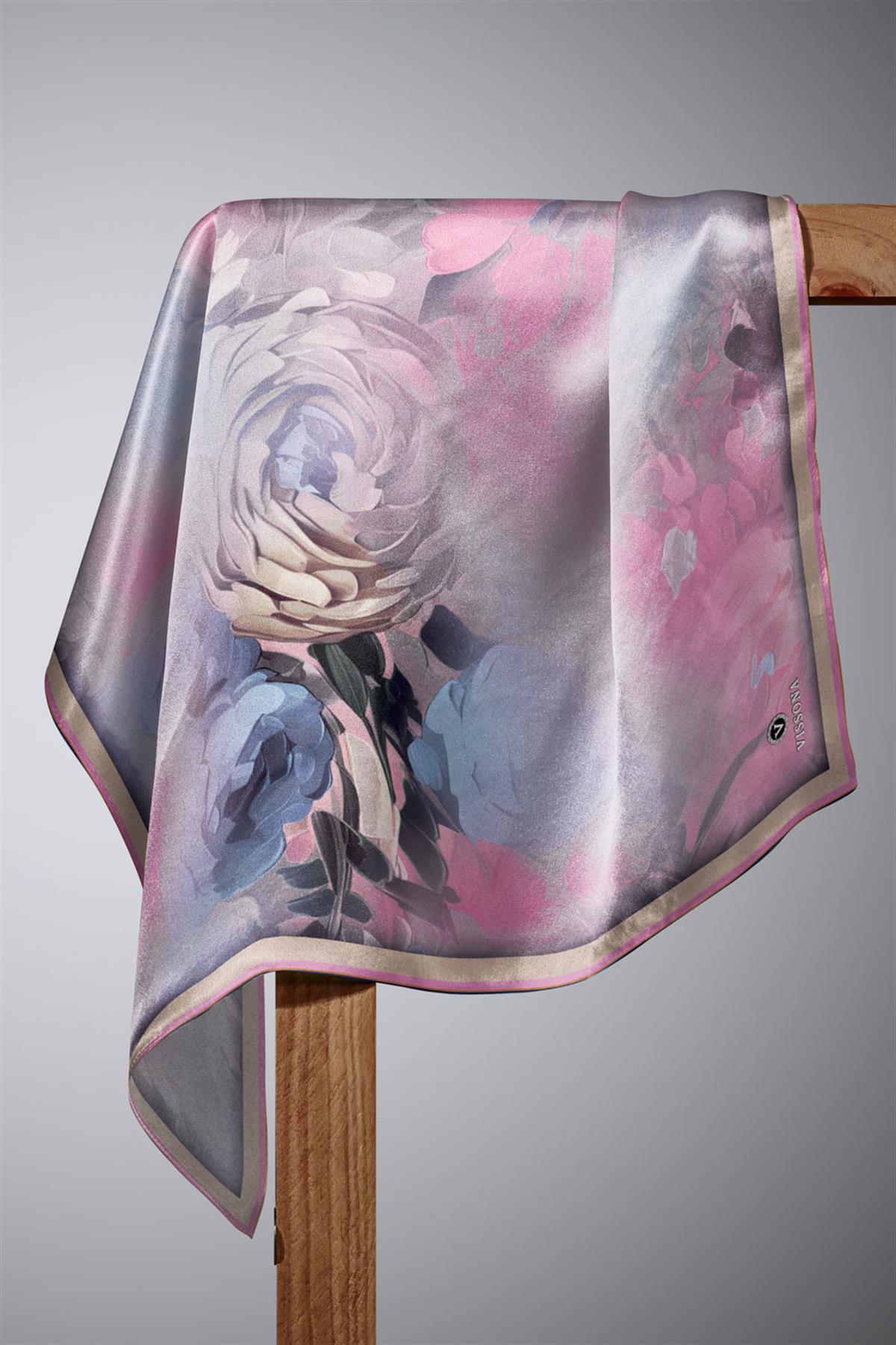 %100 Twill İpek Dumanlı Çiçek Desenli Pembe Renkli 90x90 Eşarp Kenar Dikiş Şekli El Dikişli