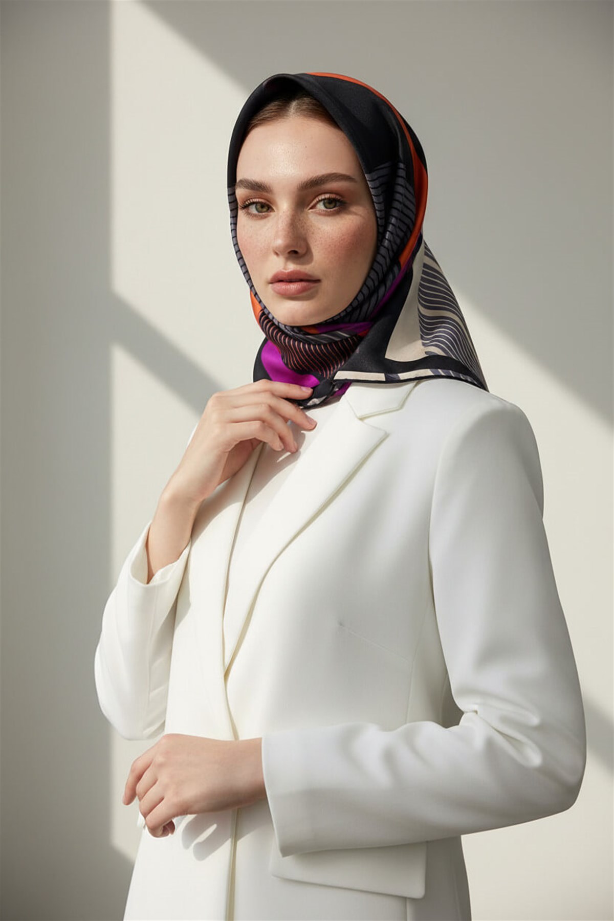 %100 Twill İpek Çizgili Geometrik Desenli Siyah - Gri Renkli 90x90 Eşarp Dikim Şekli : El Dikişi