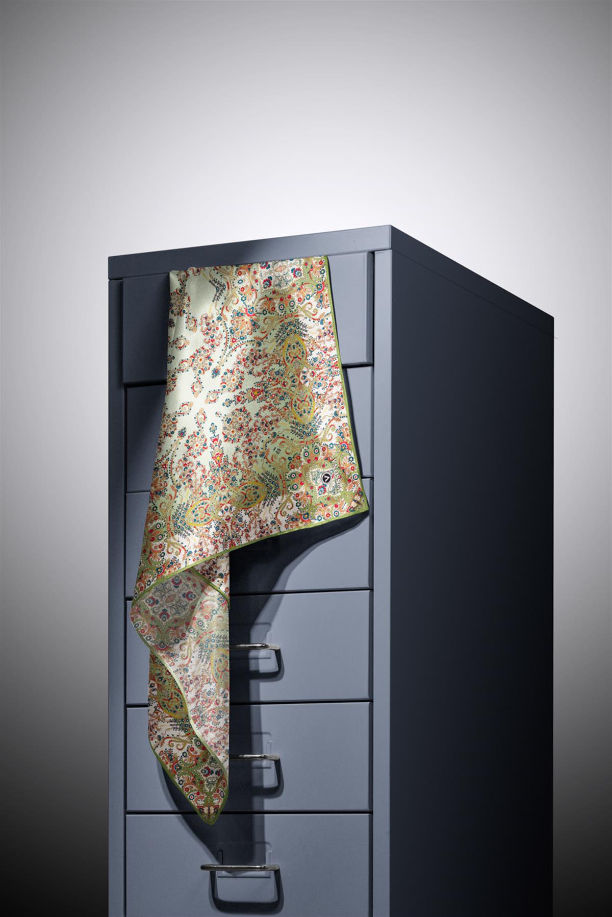 %100 Twill İpek Şal Desenli Haki Renkli 90x90 Eşarp Dikim Şekli : El Dikişi