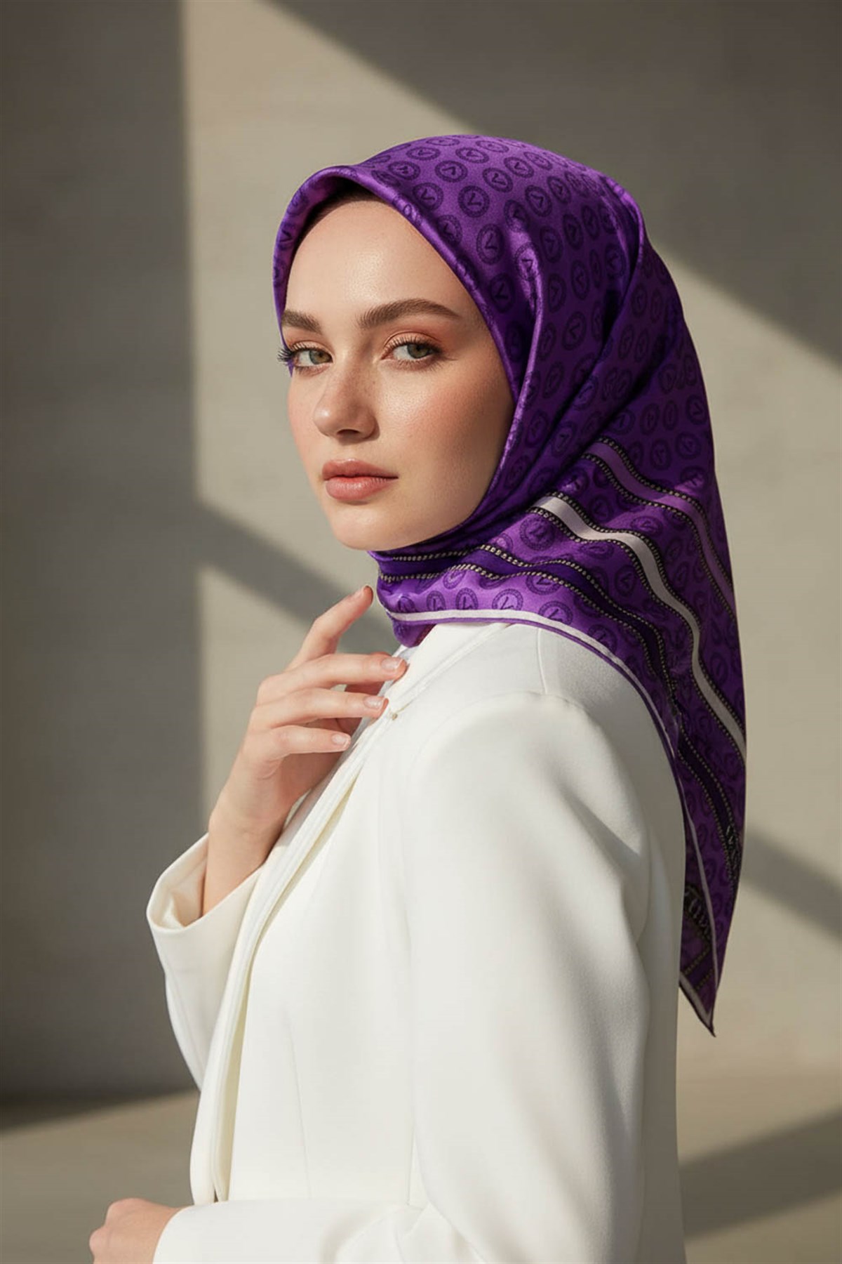 %100 Twill İpek Monogram Desenli Lila - Lila Renkli 90x90 Eşarp Dikim Şekli : El Dikişi