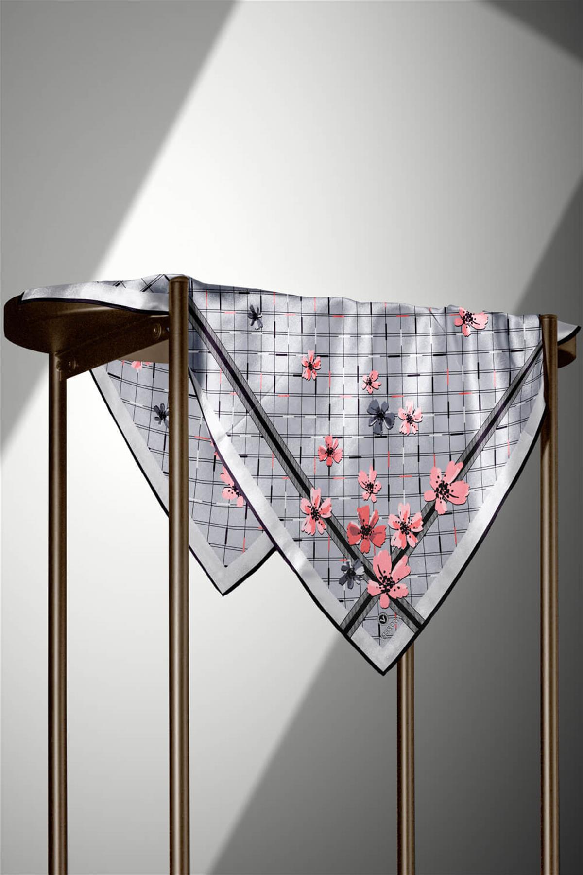 %100 Twill İpek Çıtır Çiçek Desenli Gümüş - Pembe Renkli 90x90 Eşarp Dikim Şekli : El Dikişi