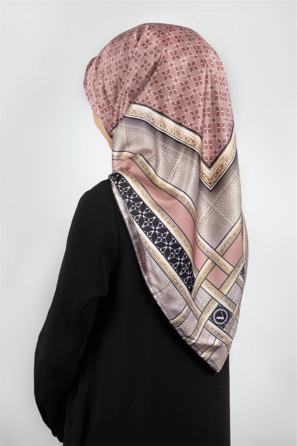 Twill Gold Bordürlü Geometrik Desenli Pudra Renkli 90x90 Eşarp (İpek İçermez) Kenar Dikiş Şekli El Dikişli