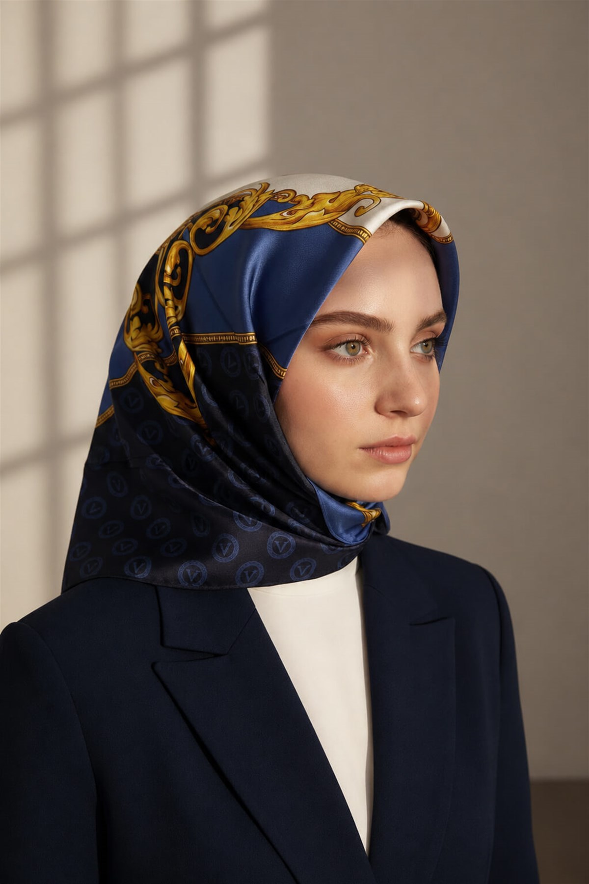 %100 Twill İpek Monogram Ve Barok Desenli Lacivert - İndigo  Renkli 90x90 Eşarp Dikim Şekli : El Dikişi