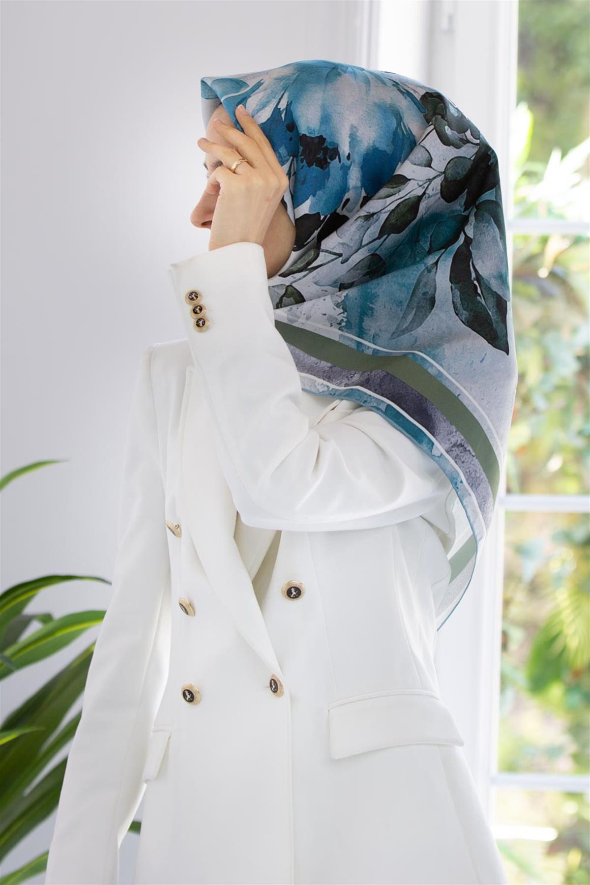 %100 Twill İpek Bahar Çiçekleri Desenli Petrol Yeşili - Haki Renkli 90x90 Eşarp Dikim Şekli : El Dikişi