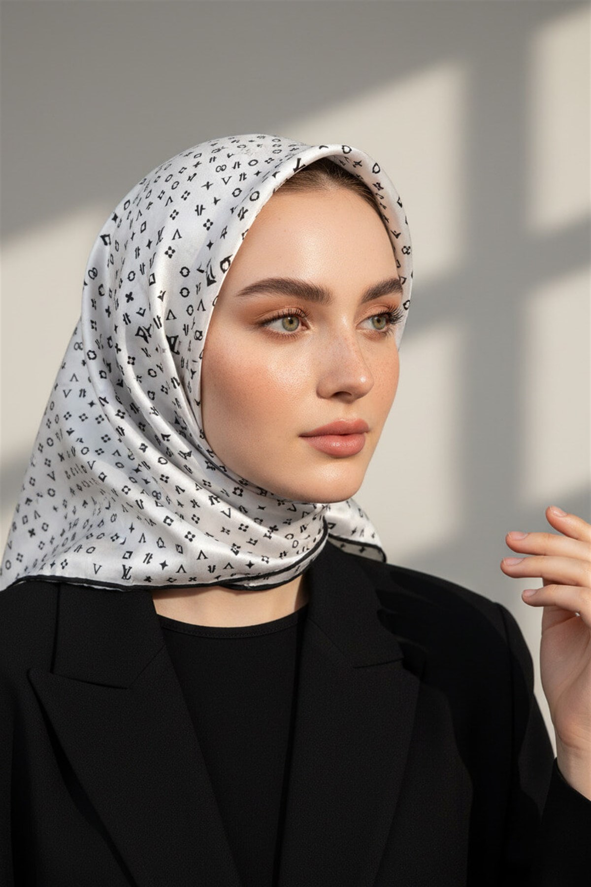 %100 Twill İpek Çıtır Motif Desenli Krem - Siyah Renkli 90x90 Eşarp Dikim Şekli : El Dikişi