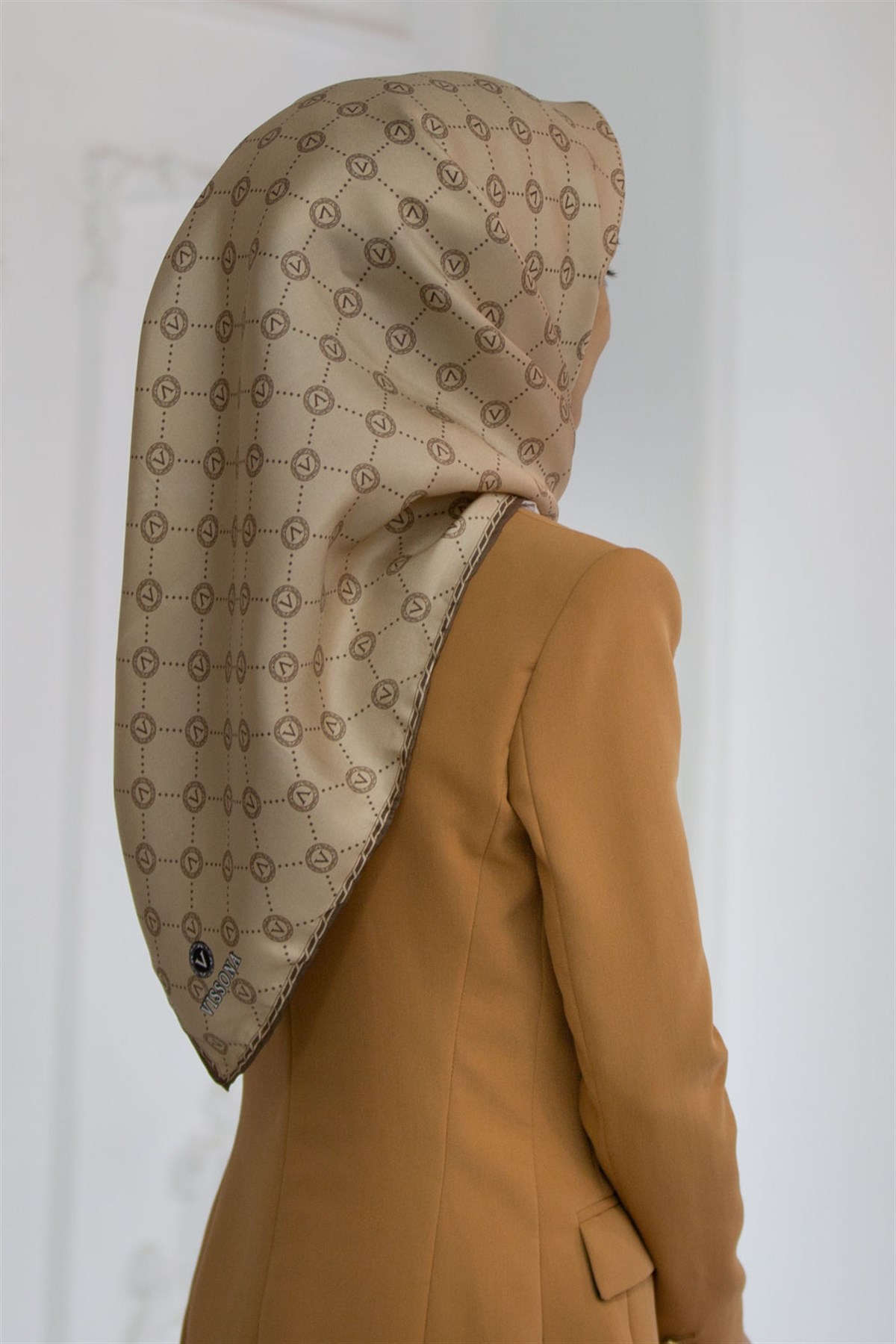 %100 Twill İpek Monogram Desenli Bej Renkli 90x90 Eşarp Dikim Şekli : El Dikişi
