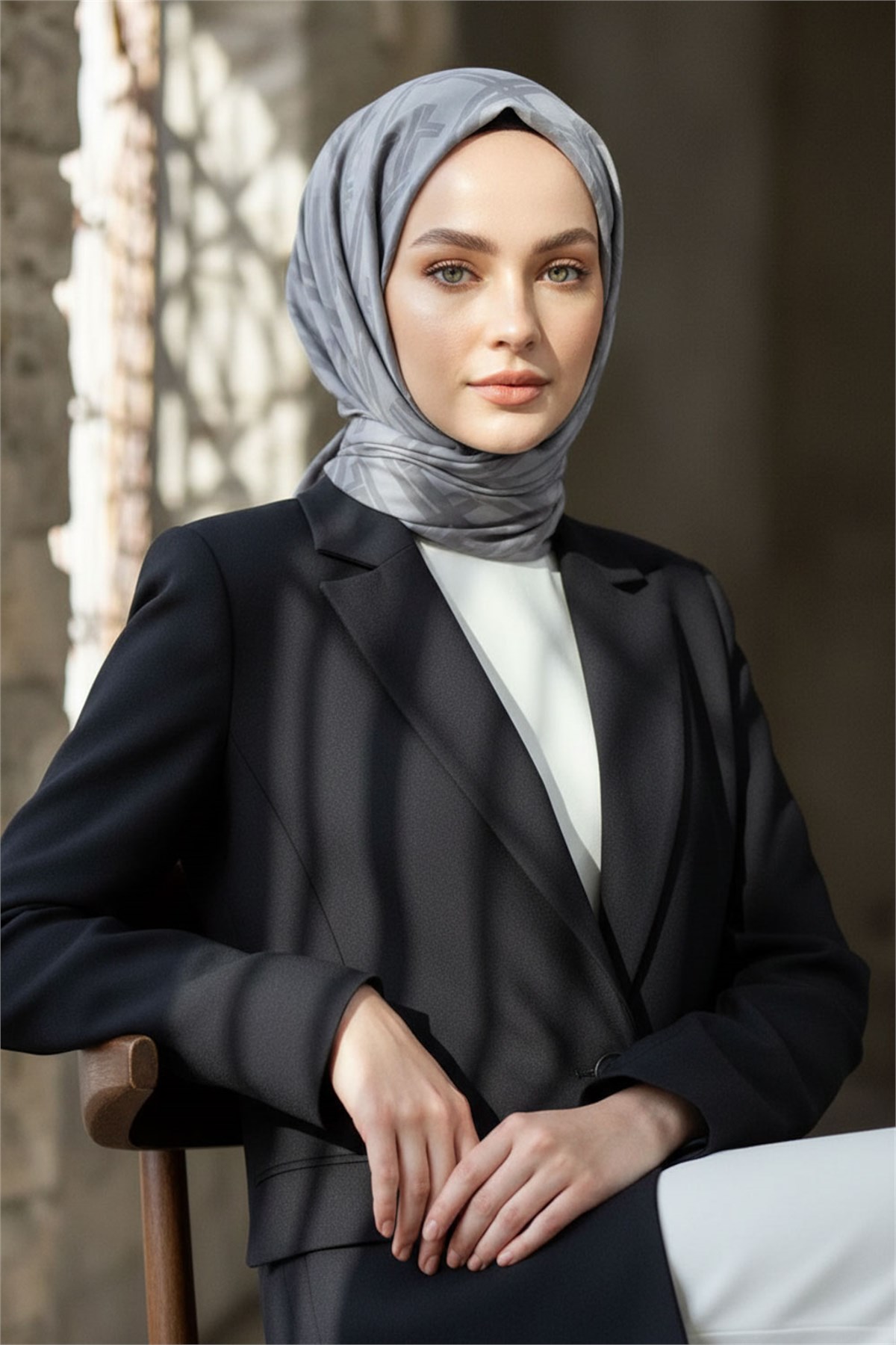 KREP MONOGRAM DESENLİ GRİ RENKLİ 75X195 KIRIŞMAZ ŞAL
