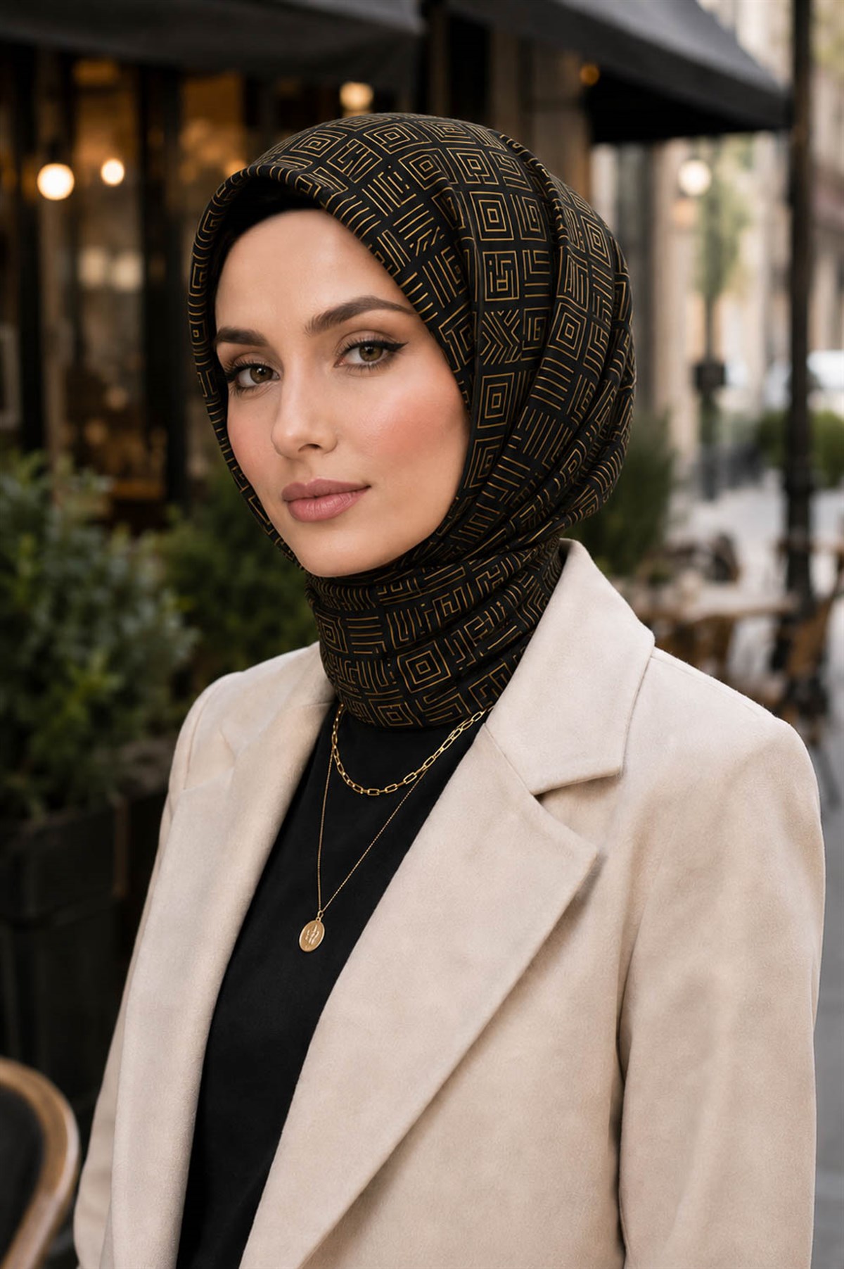 %57 İPEK %43 VİSKON Twill İpek Etnik Motif Desenli Siyah - Gold Renkli 90x90 Eşarp Dikim Şekli : El Dikişi