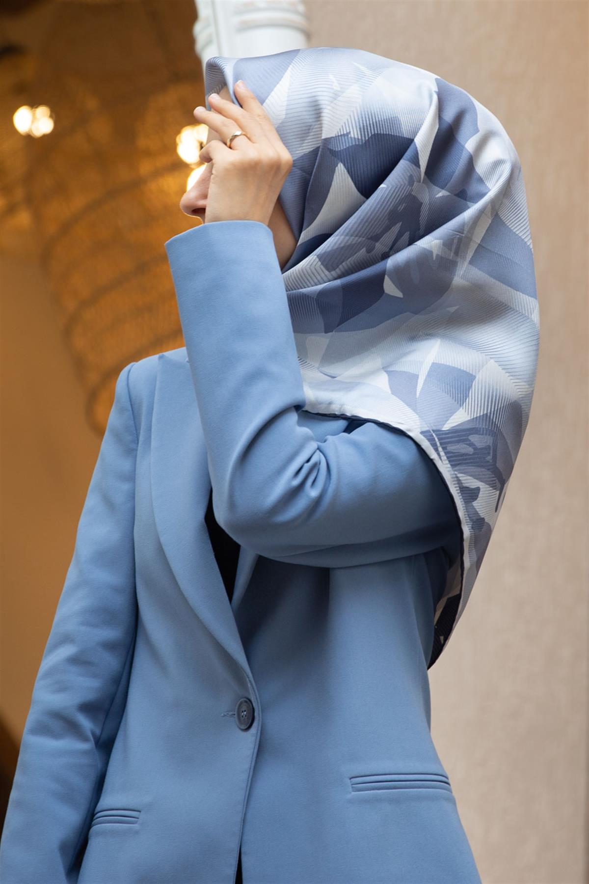 %100 Twill İpek Çiçek Desenli Bebe Mavisi - İndigo Renkli 90x90 Eşarp Dikim Şekli : El Dikişi