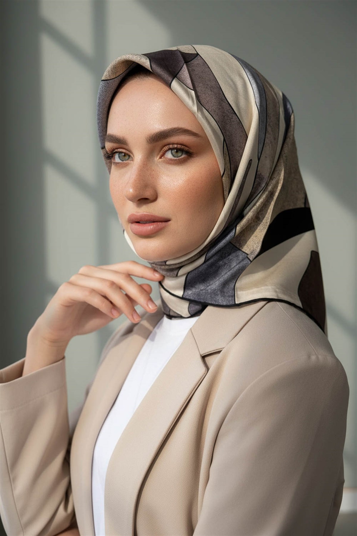 %100 Twill İpek Geometrik Desenli Gri - Bej Renkli 90x90 Eşarp Dikim Şekli : El Dikişi