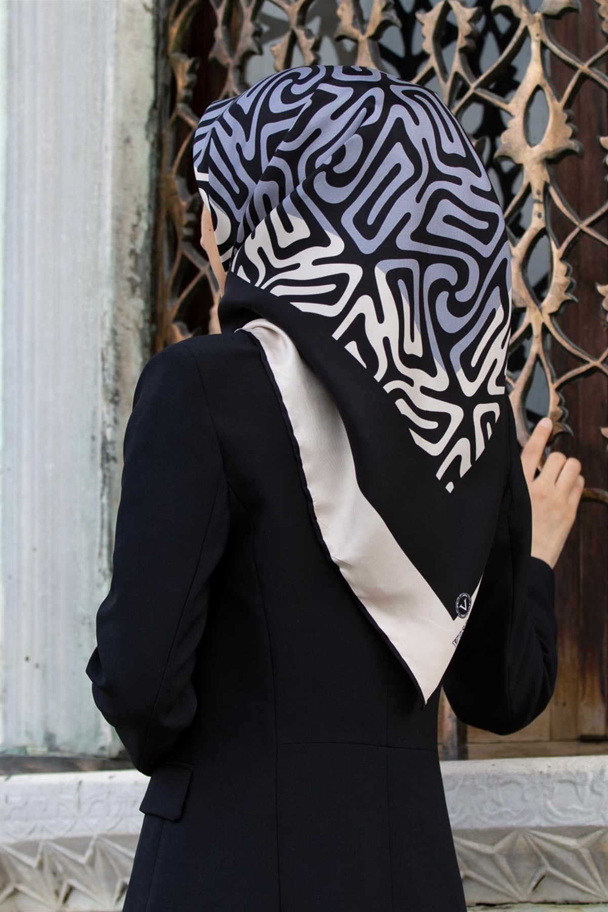 100% Twill İpek Bordürlü Dalga Desenli Siyah - Gri Renkli 90x90 Dikim Şekli : El Dikişi Eşarp