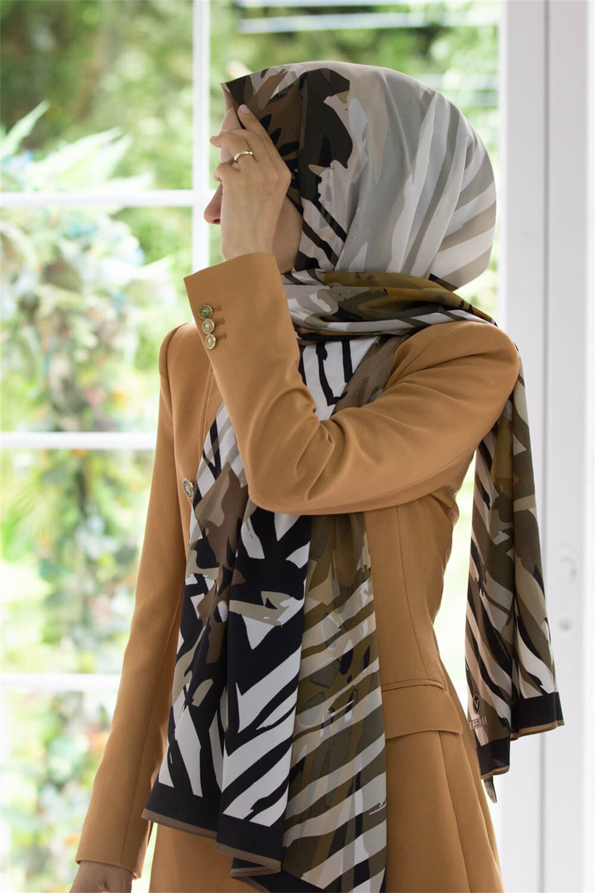LÜKS MEDİNE İPEĞİ ZEBRA VE ÇİÇEK DESENLİ BEJ RENKLİ 75X195 KIRIŞMAZ ŞAL MOSS KREP DİKİŞ TİPİ İTALYAN DİKİŞLİ