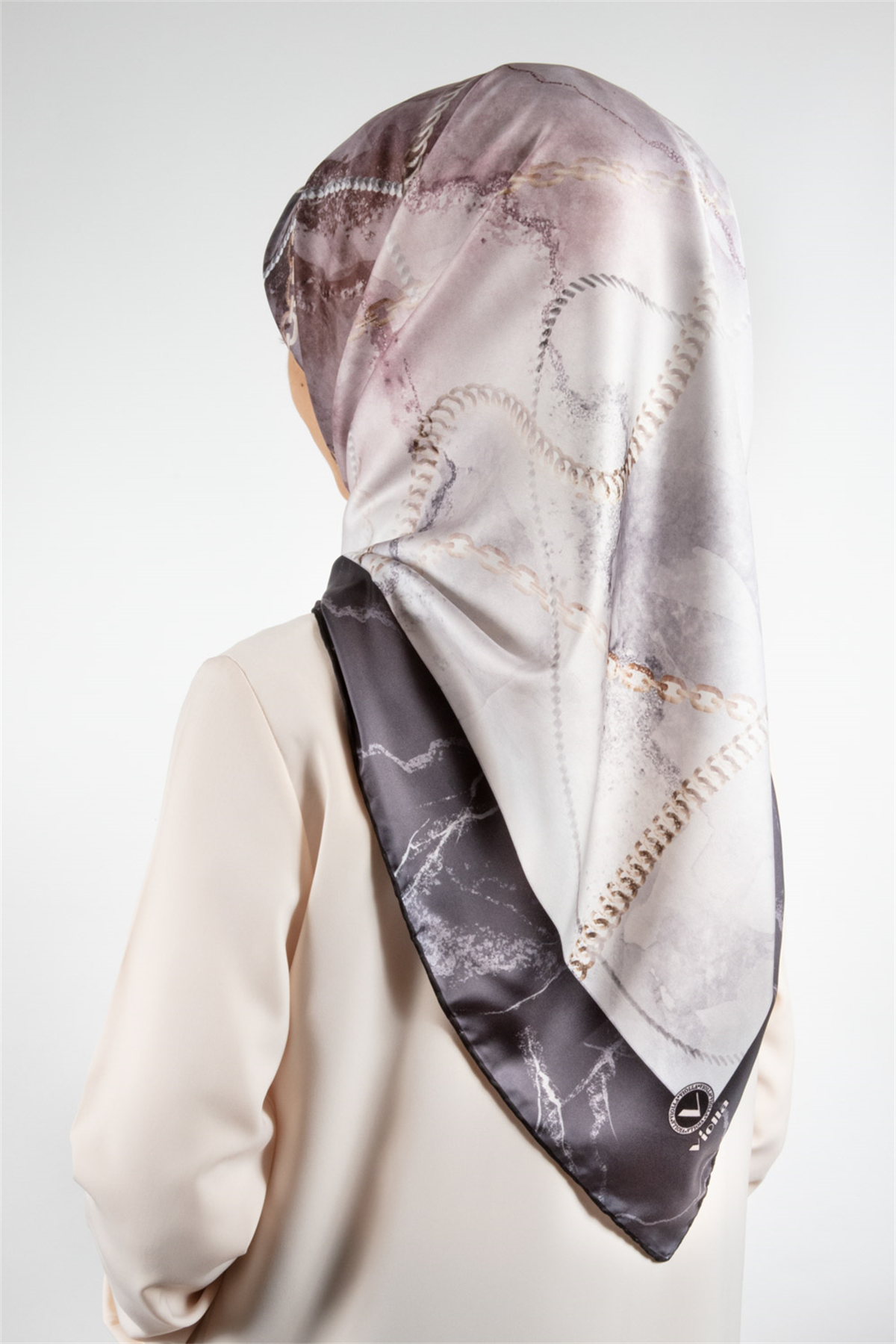 Twill Mermer ve Zincir Desenli Gri Renkli 90x90 Eşarp (İpek İçermez) Kenar Dikiş Şekli El Dikişli