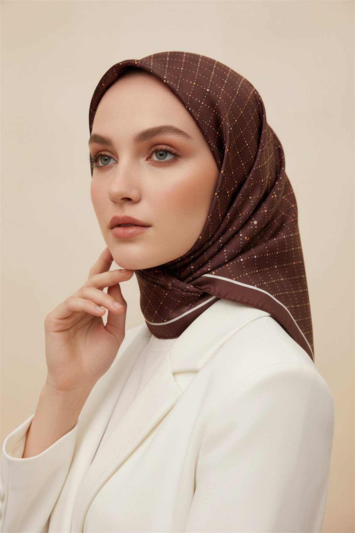 %100 Twill İpek Minik V Desenli Kahverengi Renkli 90x90 Eşarp Dikim Şekli : El Dikişi