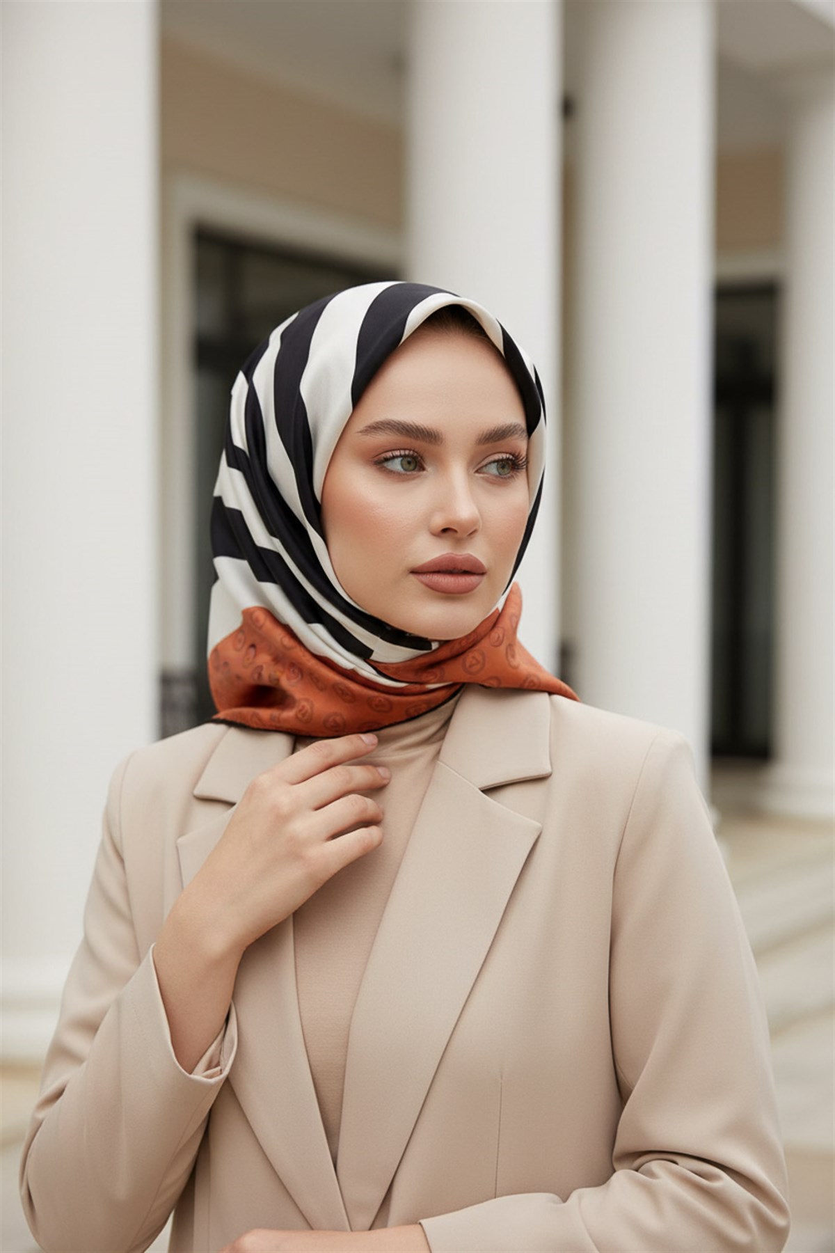 %100 Twill İpek Monogram Şerit Desenli Taba - Siyah Renkli 90x90 Eşarp Dikim Şekli : El Dikişi