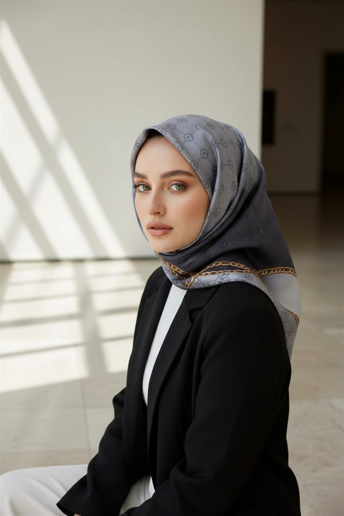 %100 Twill İpek Zincirli Ve Monogram Desenli Gümüş - Gold Renkli 90x90 Eşarp Dikim Şekli : El Dikişi