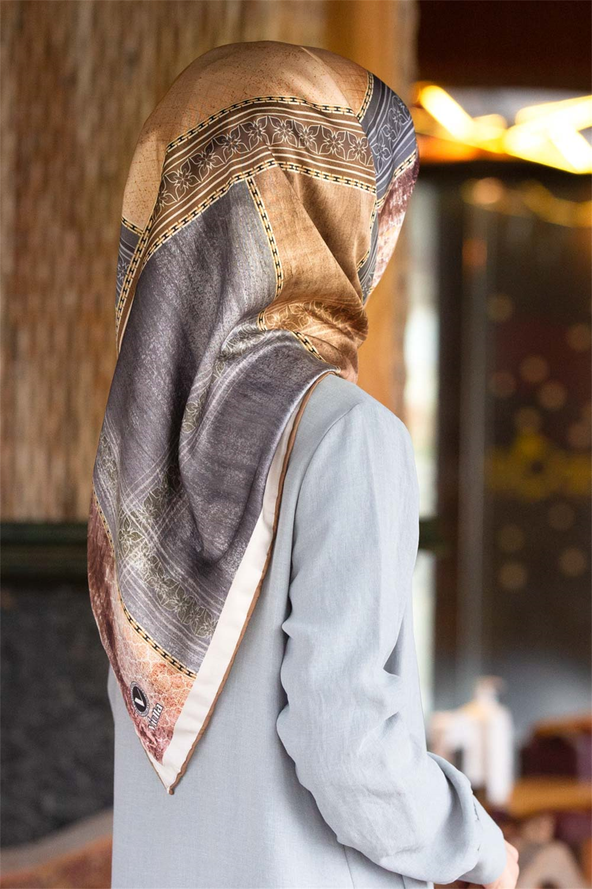 Twill Dokulu Ve Geometrik Desenli Gri Renkli 90x90 Eşarp (İpek İçermez) Dikim Şekli : El Dikişi