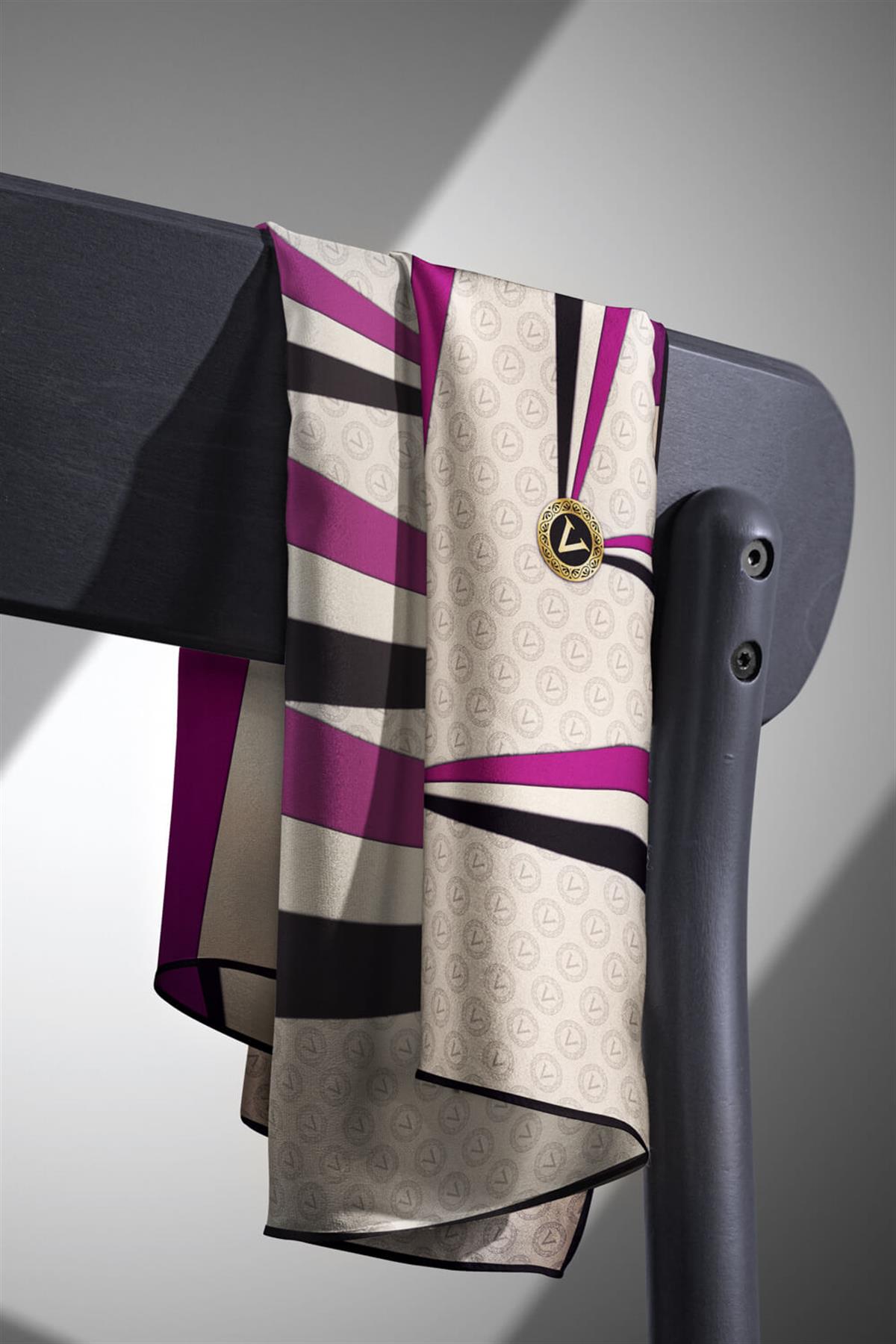 %100 Twill İpek Monogram Ve Geometrik Desenli Krem - Mürdüm Renkli 90x90 Eşarp Dikim Şekli : El Dikişi