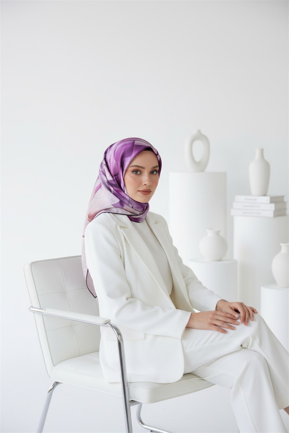 %100 Twill İpek Büyük Çiçek Desenli Mürdüm - Lila Renkli 90x90 Eşarp Dikim Şekli : El Dikişi