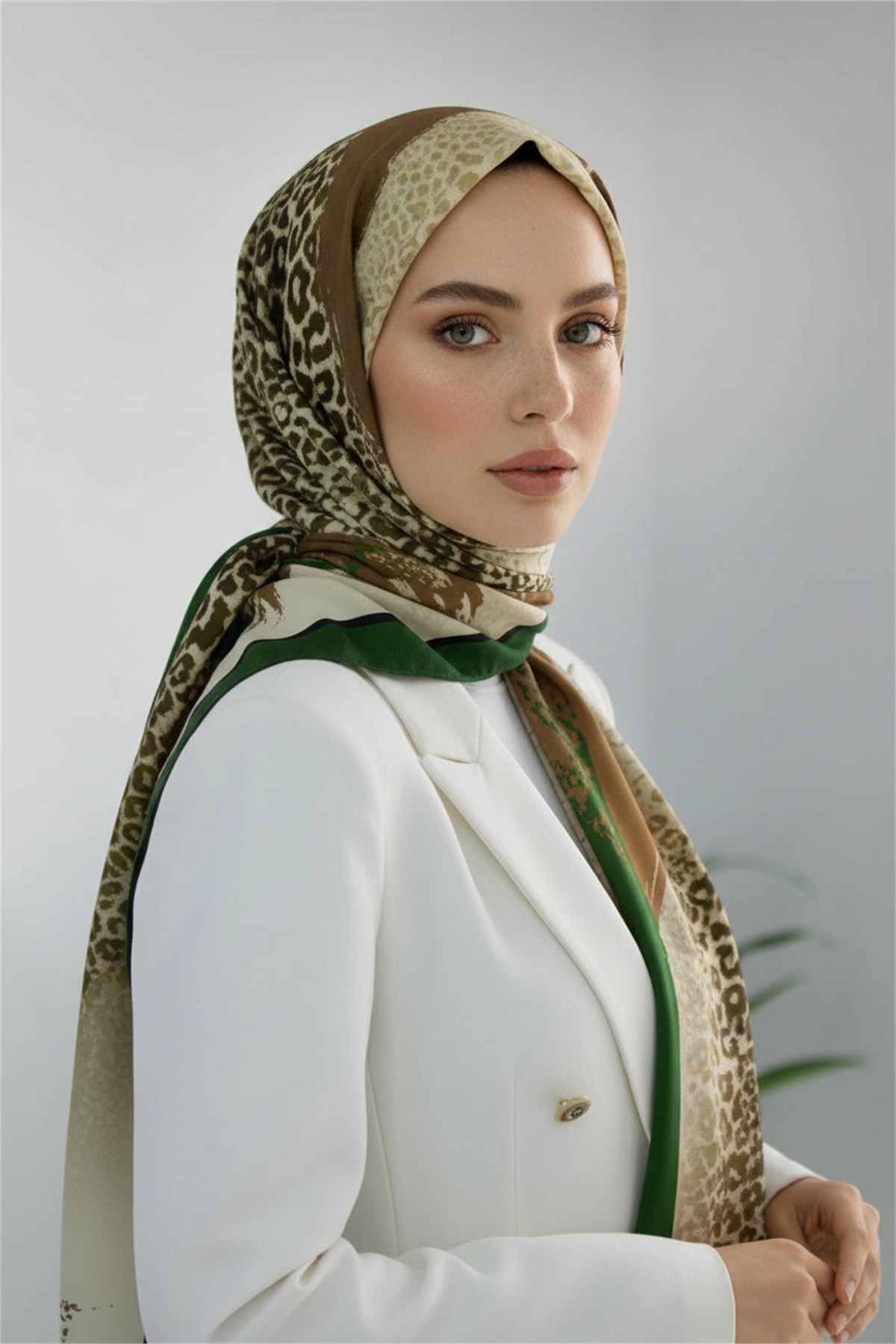 KREP RENKLİ FIRÇA VE LEOPAR DESENLİ ZÜMRÜT YEŞİLİ RENKLİ 75X195 KIRIŞMAZ ŞAL