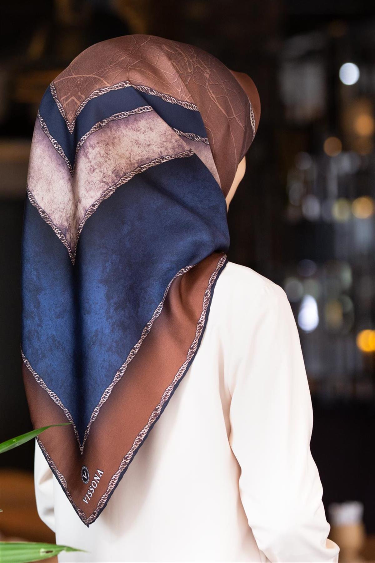 %100 Twill İpek Dokulu Geometrik Desenli Kahverengi - Lacivert Renkli 90x90 Eşarp Dikim Şekli : El Dikişi