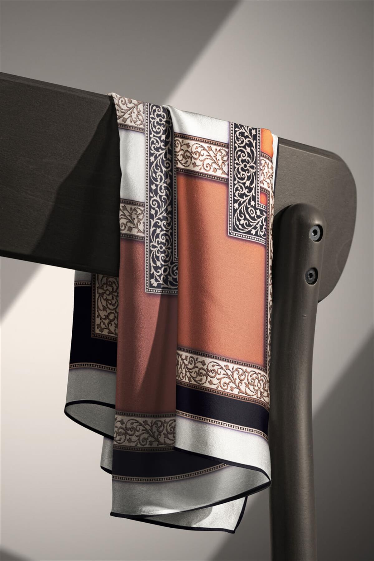 %100 Twill İpek Geometrik Desenli Siyah - Taba Renkli 90x90 Eşarp Dikim Şekli : El Dikişi