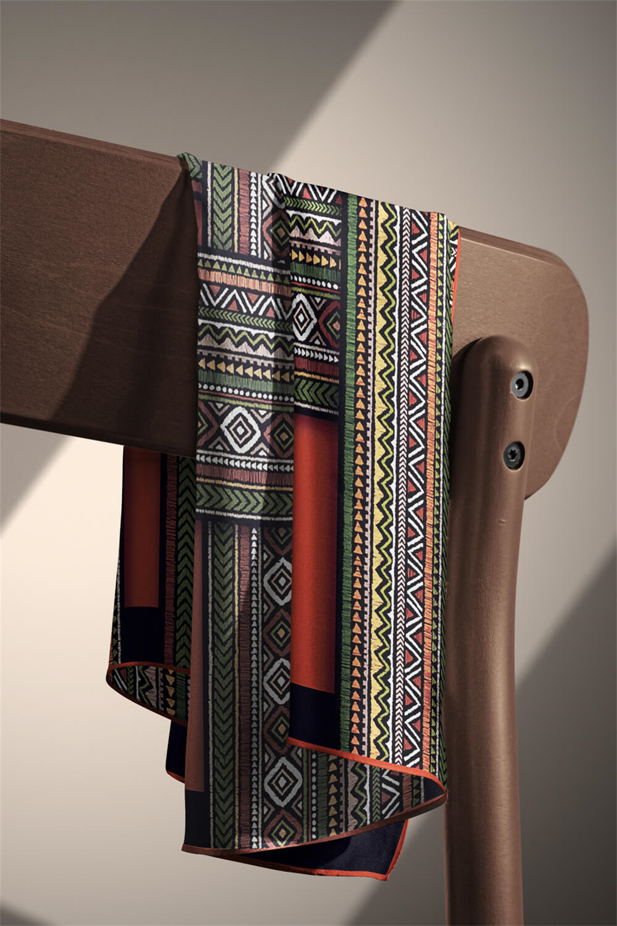 % 57 İPEK % 43 VİSKON Twill İpek Etnik Desenli Taba - Haki Renkli 90x90 Eşarp Dikim Şekli : El Dikişi