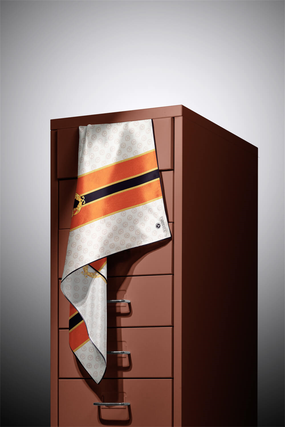 %100 Twill İpek Monogramlı Ve Barok Desenli Turuncu - Gold Renkli 90x90 Eşarp Dikim Şekli : El Dikişi