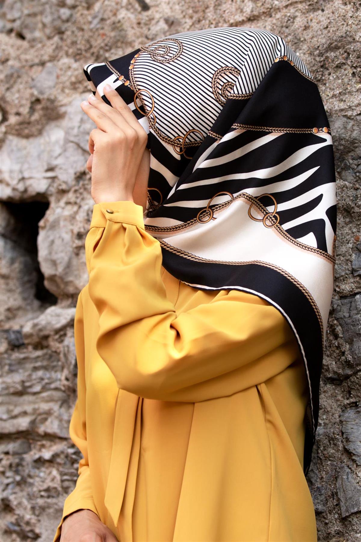 %100 Twill İpek Zincirli Ve Zebra Desenli Krem - Siyah Renkli 90x90 Eşarp Dikim Şekli : El Dikişi