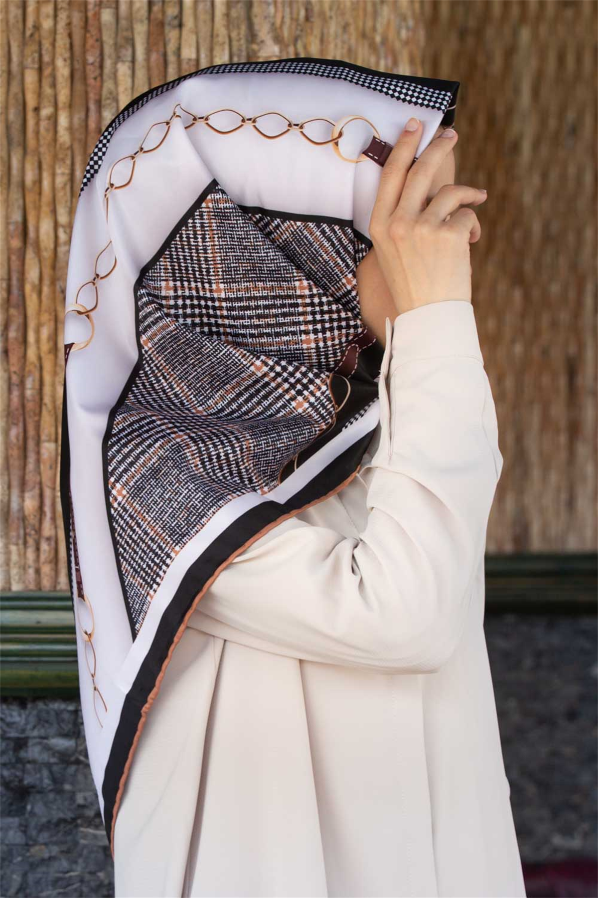 Twill Kemer Desenli Siyah Renkli 90x90 Eşarp (İpek İçermez) Kenar Dikiş Şekli El Dikişli