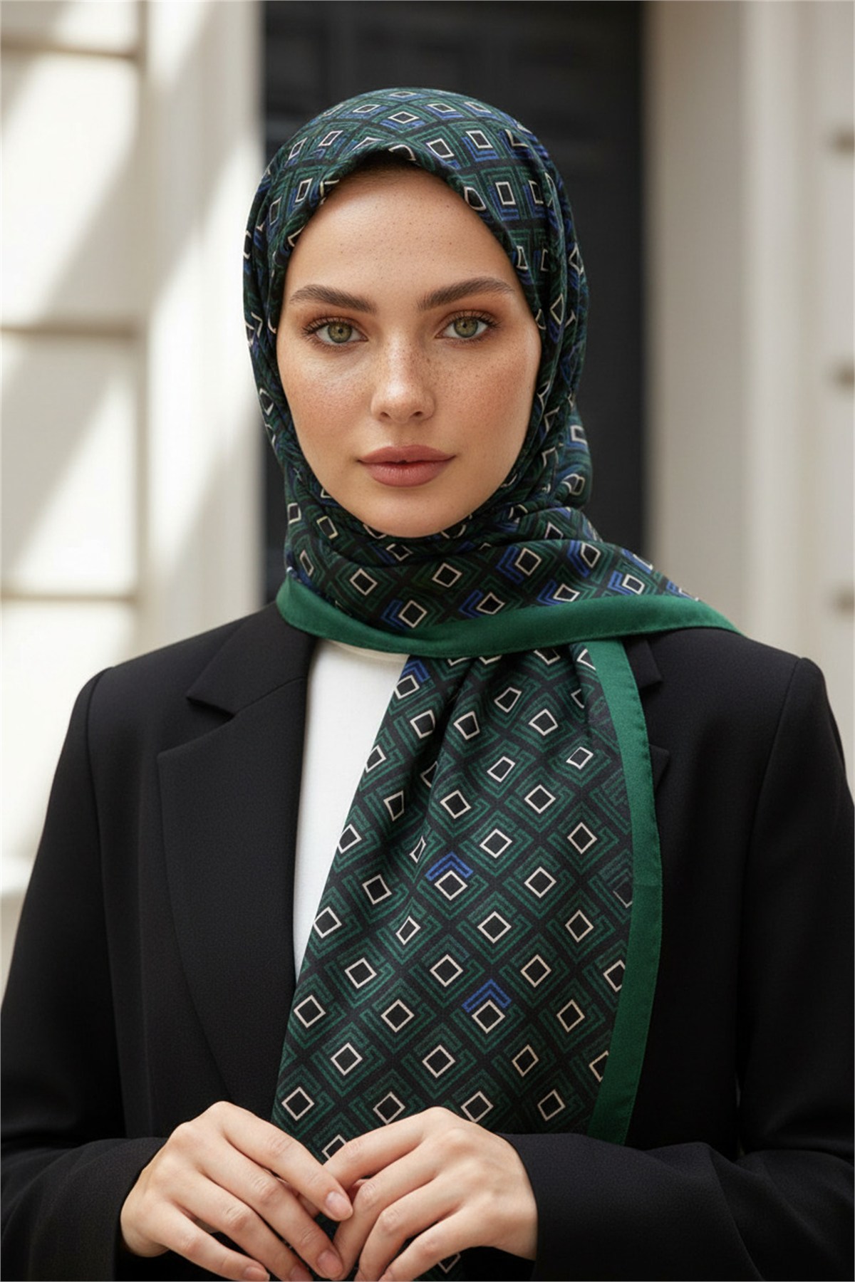KREP MİNİ MOTİF DESENLİ ZÜMRÜT YEŞİLİ - SAKS RENKLİ 75X195 KIRIŞMAZ ŞAL