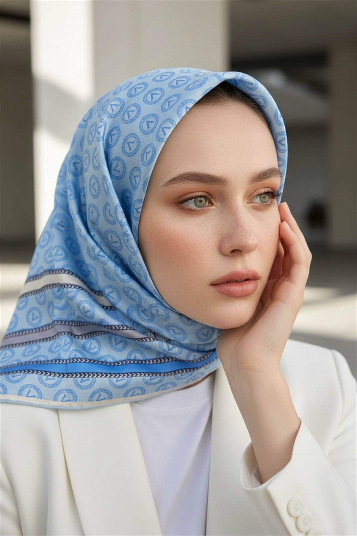 %100 Twill İpek Monogram Desenli Bebe Mavisi - İndigo Renkli 90x90 Eşarp Dikim Şekli : El Dikişi
