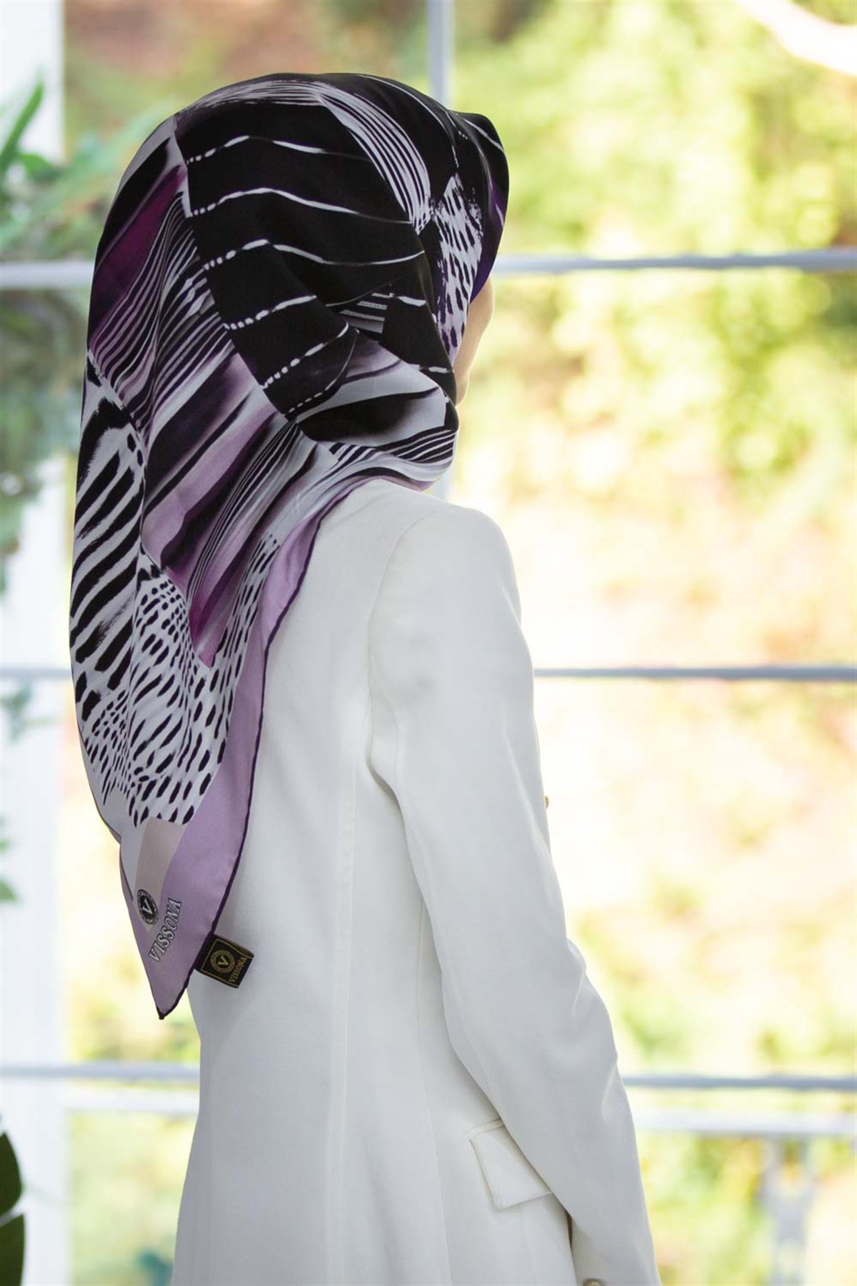 %100 Twill İpek Geometrik Desenli Lila - Mürdüm Renkli 90x90 Eşarp Dikim Şekli : El Dikişi