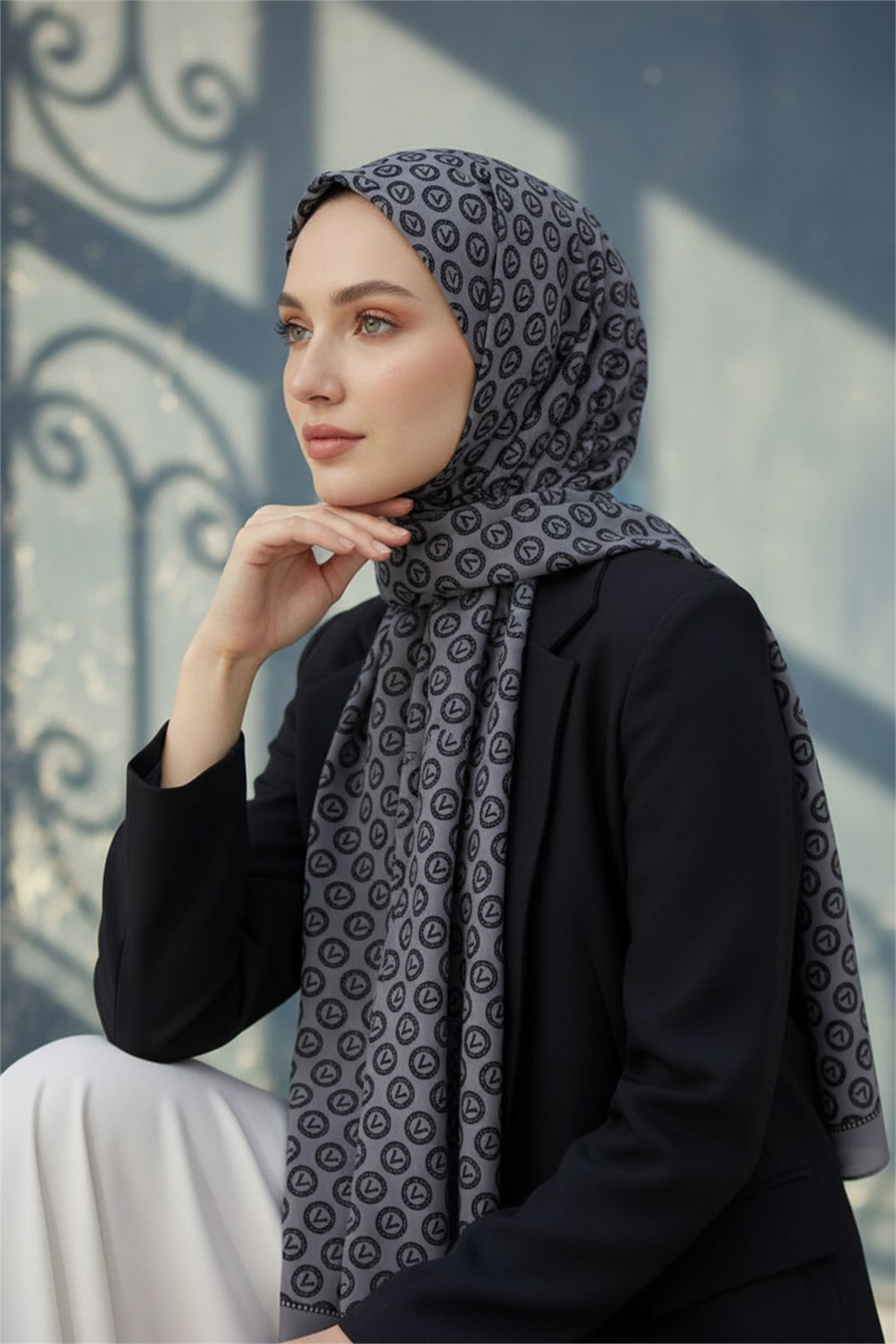 KREP DEGRADELİ MONOGRAM DESENLİ GRİ RENKLİ 75X195 KIRIŞMAZ ŞAL