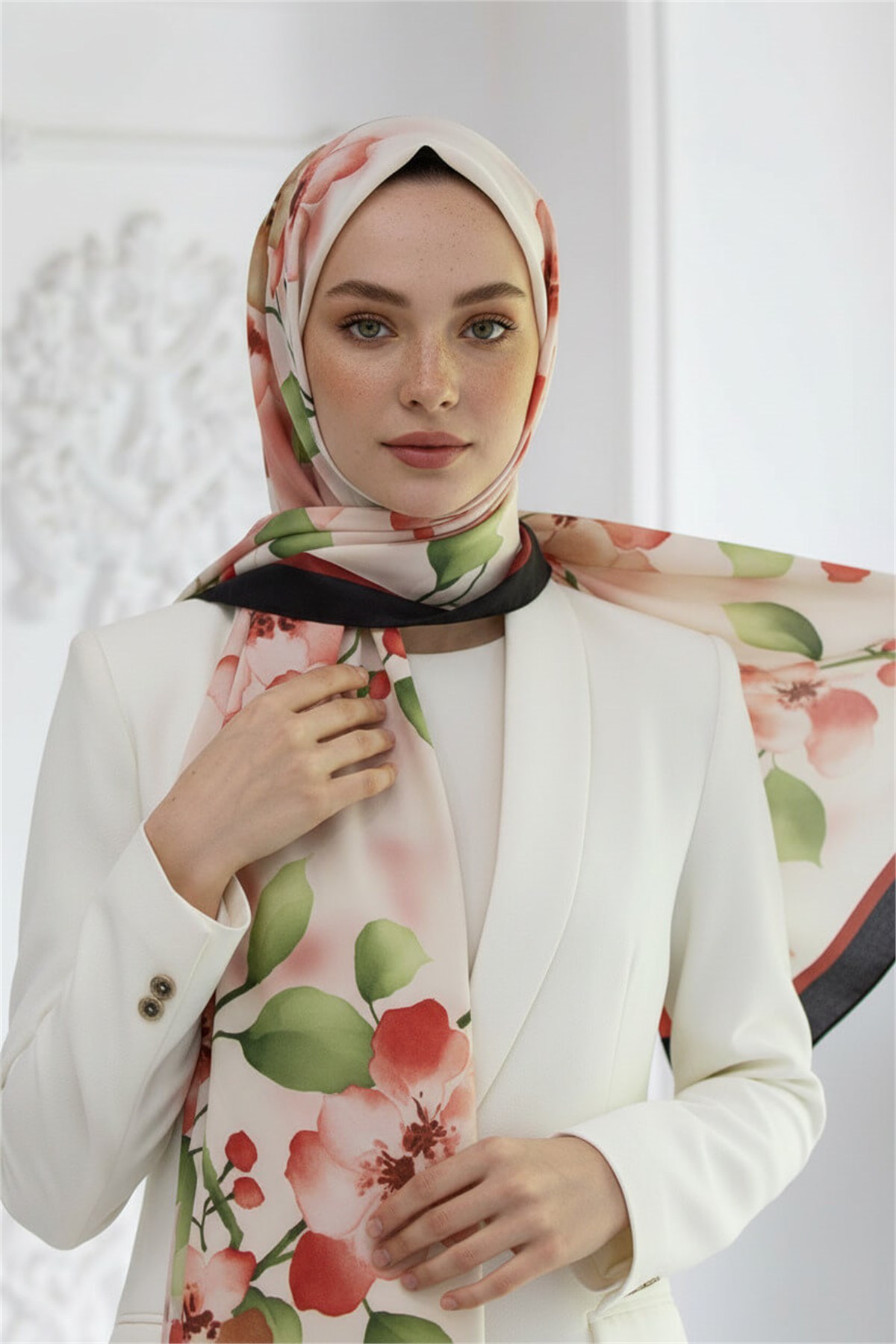 KREP ÇİÇEK DESENLİ SİYAH RENKLİ 75X195 KIRIŞMAZ ŞAL